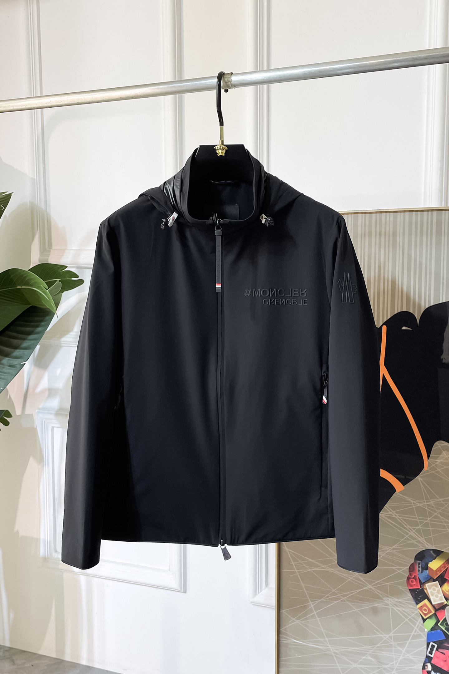 NO:522033,The cloak - 2025ss early autumn new jacket is the same as the official website. The official website is synchronized, original customized polyester fiber fabric, clean surface design, hat design is more windproof and warm, zipper design of the lace closure design is stronger, the brand logo on the chest highlights the brand characteristics, which is consistent with the original version, the latest jacket model of the series pipe network is simple and not simple, original hardware and accessories, trendy and fashionable high-end people must leave the version!  Code count: M-3XL, Moncler, jackets & coats, hats, alexander wang19860909蒙口 - 2025ss早秋新款官网同款夹克 官网同步,原版订制聚酯纤维面料,面净版设计,戴帽设计更防风保暖,衣襟拉链设计保暖性更强,胸前品牌Logo标志彰显品牌特征,和原版一致,系列管网最新夹克款简约不简单的设计,原厂五金辅料,潮流时尚高档人士必留版！ 码数:M-3XL,,Moncler,jackets & coats,hats,alexander wang,Men's clothing