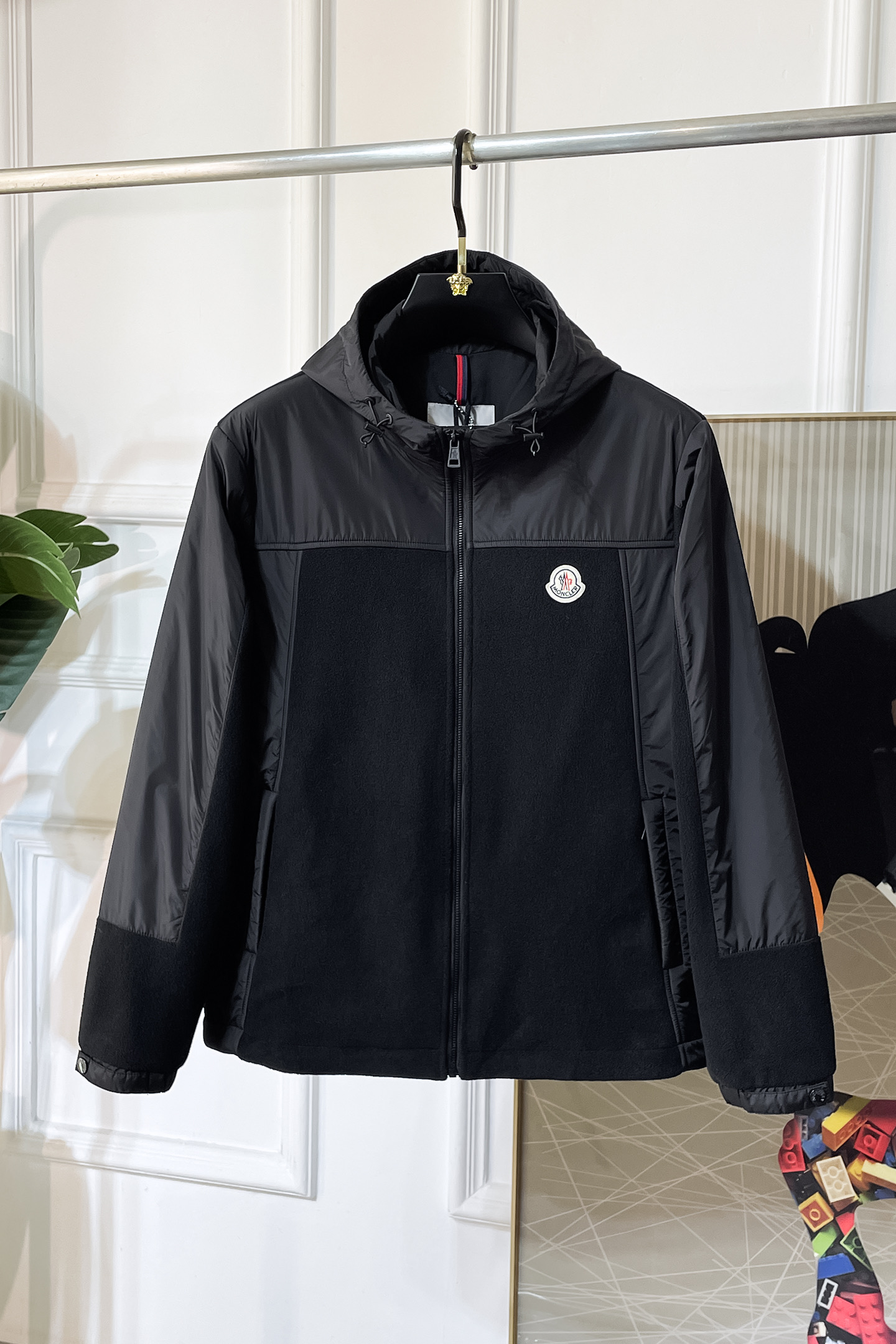 NO:521186,The 2025ss early autumn new style official website splicing jacket is synchronized with the official website, original customized polyester fiber fabric, clean surface design, hat design is more windproof and warm, zipper design of the lace zipper design is stronger, the brand logo on the chest highlights the brand characteristics, which is consistent with the original version, the latest jacket series of pipe network models is simple and not simple, original hardware and accessories, trendy and fashionable high-end people must leave the version!  Code count: M-3XL, Moncler, jackets & coats, hats, alexander wang19860909蒙口- 2025ss早秋新款官网同款拼接夹克 官网同步,原版订制聚酯纤维面料,面净版设计,戴帽设计更防风保暖,衣襟拉链设计保暖性更强,胸前品牌Logo标志彰显品牌特征,和原版一致,系列管网最新夹克款简约不简单的设计,原厂五金辅料,潮流时尚高档人士必留版！ 码数:M-3XL,,Moncler,jackets & coats,hats,alexander wang,Men's clothing