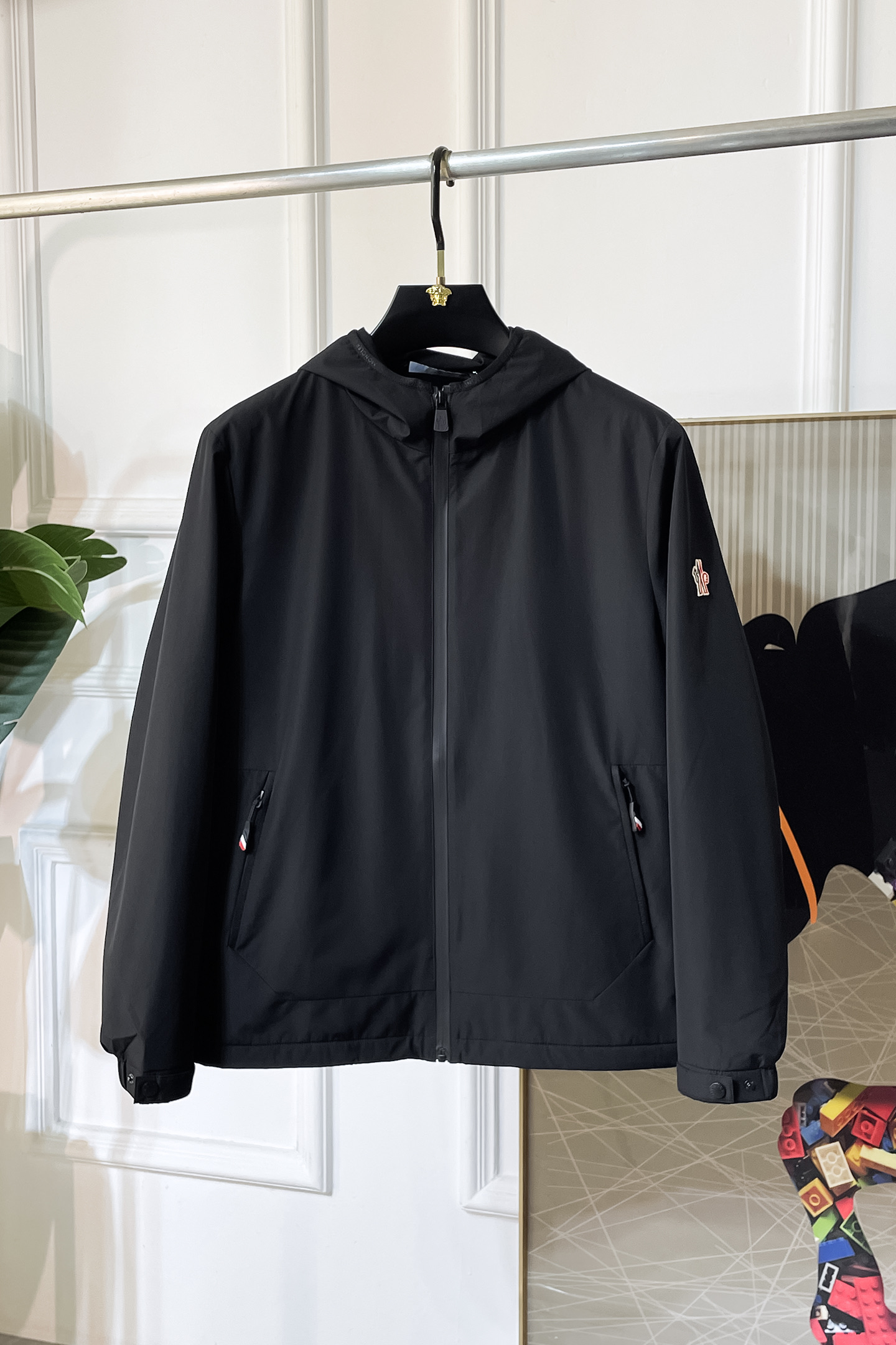 NO:519557,Mask - 2025ss autumn and winter hot boutique jacket, customized high-quality polyester fiber fabric!  Top-level fashion brand elements logo design, complete with three standards!  The original hardware and accessories have smooth lines and exquisite craftsmanship, excellent upper body style, comfortable fabric, windproof and warm, and casual matching are very fashionable, handsome, casual and fashionable men's must-have!  Size M-3XL can wear up to 190 catties!  ,Moncler,jackets & coats,jackets & coats,alexander wang19860909蒙口- 2025ss秋冬大爆款精品夹克外套,定制高品质聚酯纤维面料！顶级时尚大牌元素logo设计,三标齐全！原版五金辅料,线条流畅,工艺精致,上身版型超赞,面料舒适,挡风保暖,随意搭配都非常时尚帅气休闲时尚男仕必备款哦！尺码M-3XL 最大可穿190斤！,,Moncler,jackets & coats,jackets & coats,alexander wang,Men's clothing