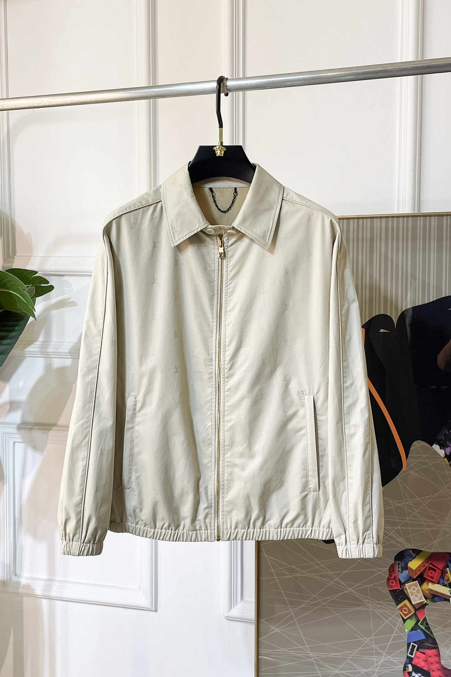 NO:522047,LV - 2025ss early autumn new jacket on the official website. The official website is synchronized, original customized polyester fiber fabric, clean surface design, hat design is more windproof and warm, zipper design of the lace zipper design is stronger, the brand logo on the chest highlights the brand characteristics, which is consistent with the original version, the latest jacket in the series pipeline network is simple and not simple, original hardware and accessories, trendy and fashionable high-end people must leave the version!  Number of codes: M-3XL, louis vuitton, jackets & coats, hats, alexander wang19860909LV - 2025ss早秋新款官网同款夹克 官网同步,原版订制聚酯纤维面料,面净版设计,戴帽设计更防风保暖,衣襟拉链设计保暖性更强,胸前品牌Logo标志彰显品牌特征,和原版一致,系列管网最新夹克款简约不简单的设计,原厂五金辅料,潮流时尚高档人士必留版！ 码数:M-3XL,,louis vuitton,jackets & coats,hats,alexander wang,Men's clothing