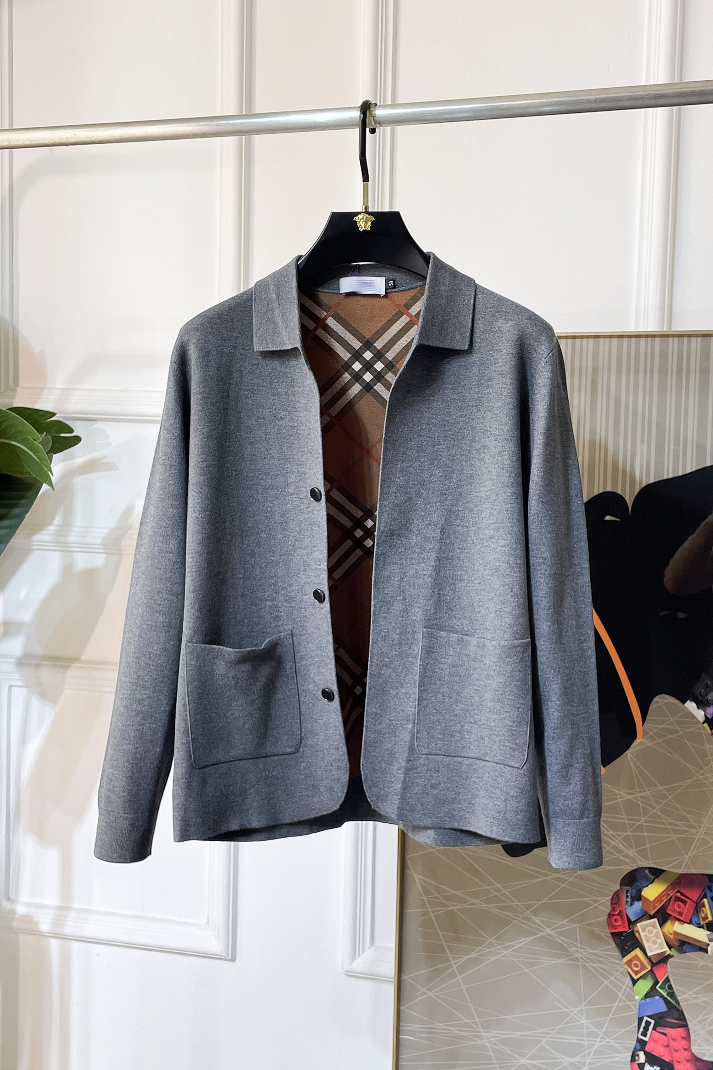 NO:521966,Burberry - 2025 autumn and winter new men's wool knitted cardigan jacket. The counter is selling hot items, and a versatile item that every major fashion buyer celebrity handed over. It is simple and fashionable and beautiful, with a gentleman look on the upper body. The whole sweater is not only exquisite in texture, but also fine and fine workmanship and neat. The overall beauty and generous ensure that the silhouette of the clothes is not easy to deform. Customized wool fabrics are neither loose nor tight, and have a very good restoration. A fashion item that combines cold resistance and fashion in autumn and winter. m-3XL, burberry, jackets & coats, sweaters, alexander wang19860909巴宝莉 - 2025秋冬新款男士羊毛针织开衫外套.专柜在售爆款单品,各大时尚买手明星人手一件的百搭单品.简单时尚甚是好看,上身绅士范十足.整件毛衣不单纹理工艺精美,走线更是精工细作均匀整齐.整体美观大方保证了衣服的廓形不易变形.定制羊毛面料,既不会很宽松也不会很紧绷,恢复性非常好.秋冬御寒与时尚兼备的一款时装单品.m-3XL,,burberry,jackets & coats,sweaters,alexander wang,Men's clothing