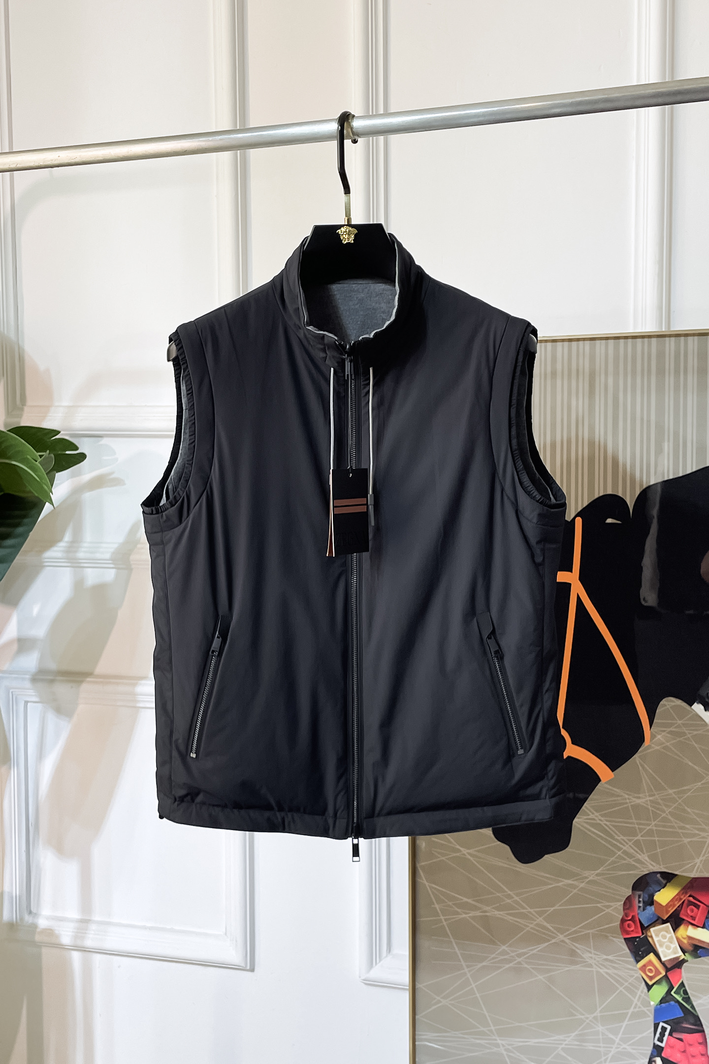 NO:521954,JINIA - 2025ss big hit autumn double-sided vest jacket, customized high-quality polyester fiber fabric!  Top-level fashion brand elements logo design, complete with three standards!  The original hardware and accessories have smooth lines and exquisite craftsmanship, excellent upper body style, comfortable fabric, windproof and warm, and casual matching are very fashionable, handsome, casual and fashionable men's must-have!  Size M-3XL can wear up to 200 catties!  ,zegna,jackets & coats,alexander wang19860909杰尼娅 - 2025ss大爆款秋装双面穿马甲夹克,定制高品质聚酯纤维面料！顶级时尚大牌元素logo设计,三标齐全！原版五金辅料,线条流畅,工艺精致,上身版型超赞,面料舒适,挡风保暖,随意搭配都非常时尚帅气休闲时尚男仕必备款哦！尺码M-3XL 最大可穿200斤！,,zegna,jackets & coats,alexander wang,Men's clothing