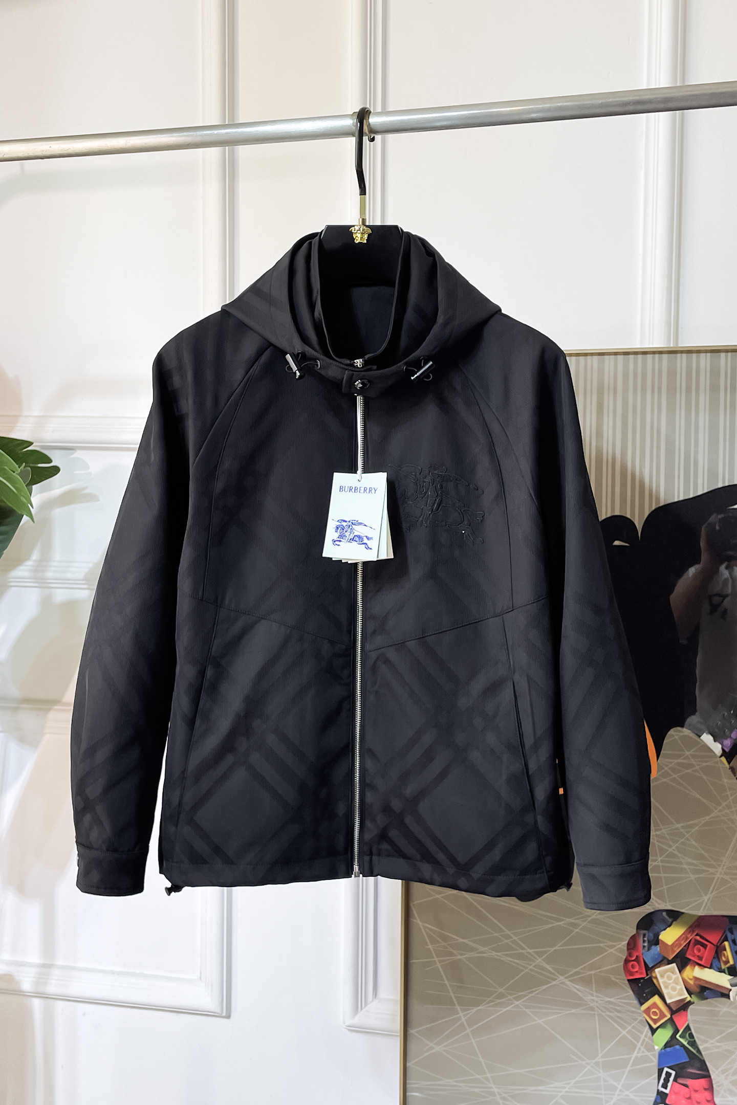 NO:522056,Burberry - 2025ss early autumn new jacket on the official website. The official website is synchronized, original customized polyester fiber fabric, clean surface design, hat design is more windproof and warm, zipper design of the lace zipper design is stronger, the brand logo on the chest highlights the brand characteristics, which is consistent with the original version, the latest jacket in the series pipeline network is simple and not simple, original hardware and accessories, trendy and fashionable high-end people must leave the version!  Code count: M-3XL, burberry, jackets & coats, hats, alexander wang19860909巴宝莉- 2025ss早秋新款官网同款夹克 官网同步,原版订制聚酯纤维面料,面净版设计,戴帽设计更防风保暖,衣襟拉链设计保暖性更强,胸前品牌Logo标志彰显品牌特征,和原版一致,系列管网最新夹克款简约不简单的设计,原厂五金辅料,潮流时尚高档人士必留版！ 码数:M-3XL,,burberry,jackets & coats,hats,alexander wang,Men's clothing