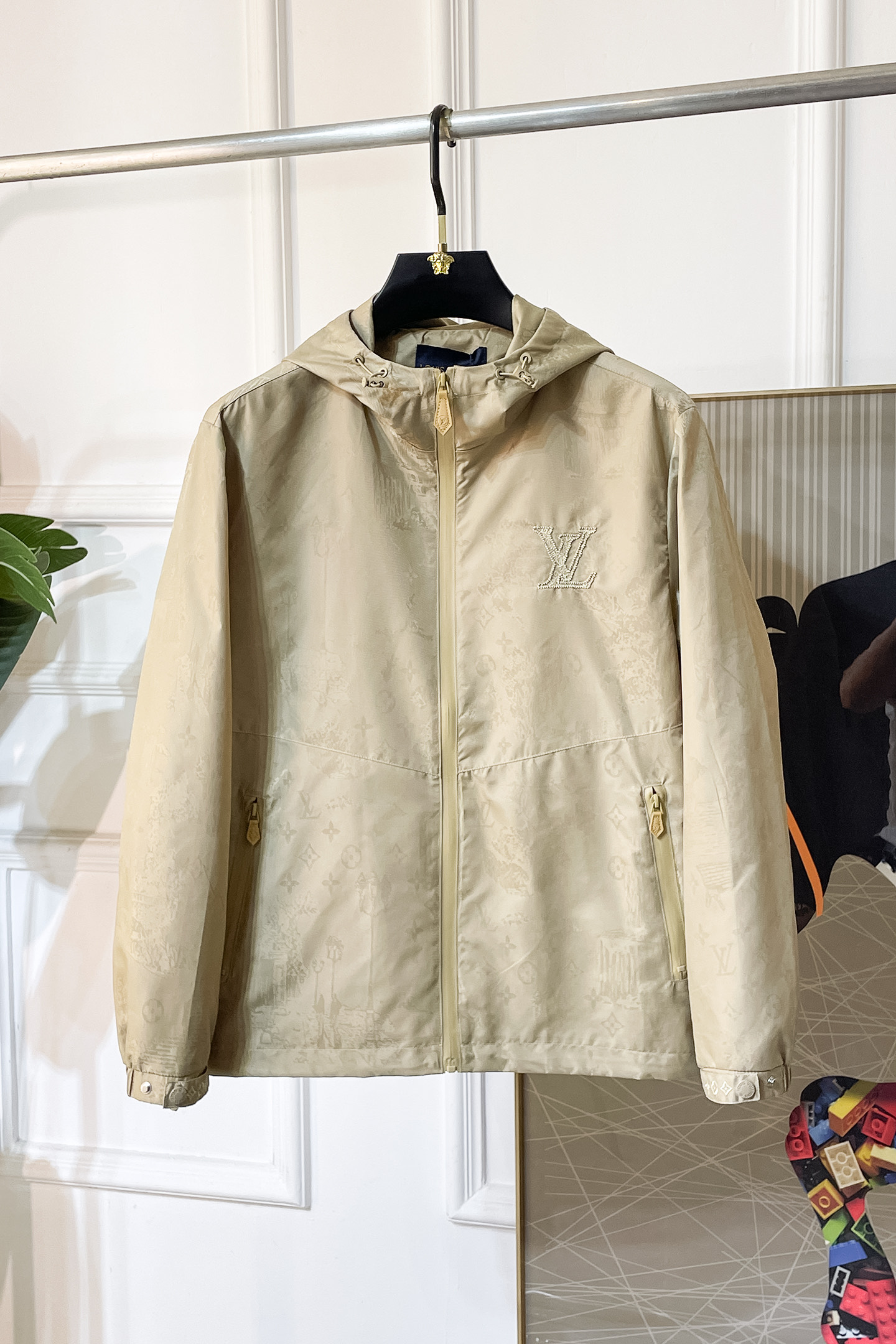 NO:522054,LV- 2025ss early autumn new jacket on the official website. The official website is synchronized, original customized polyester fiber fabric, clean surface design, hat design is more windproof and warm, zipper design of the lace zipper design is stronger, the brand logo on the chest highlights the brand characteristics, which is consistent with the original version, the latest jacket in the series pipeline network is simple and not simple, original hardware and accessories, trendy and fashionable high-end people must leave the version!  Number of codes: M-3XL, louis vuitton, jackets & coats, hats, alexander wang19860909LV- 2025ss早秋新款官网同款夹克 官网同步,原版订制聚酯纤维面料,面净版设计,戴帽设计更防风保暖,衣襟拉链设计保暖性更强,胸前品牌Logo标志彰显品牌特征,和原版一致,系列管网最新夹克款简约不简单的设计,原厂五金辅料,潮流时尚高档人士必留版！ 码数:M-3XL,,louis vuitton,jackets & coats,hats,alexander wang,Men's clothing