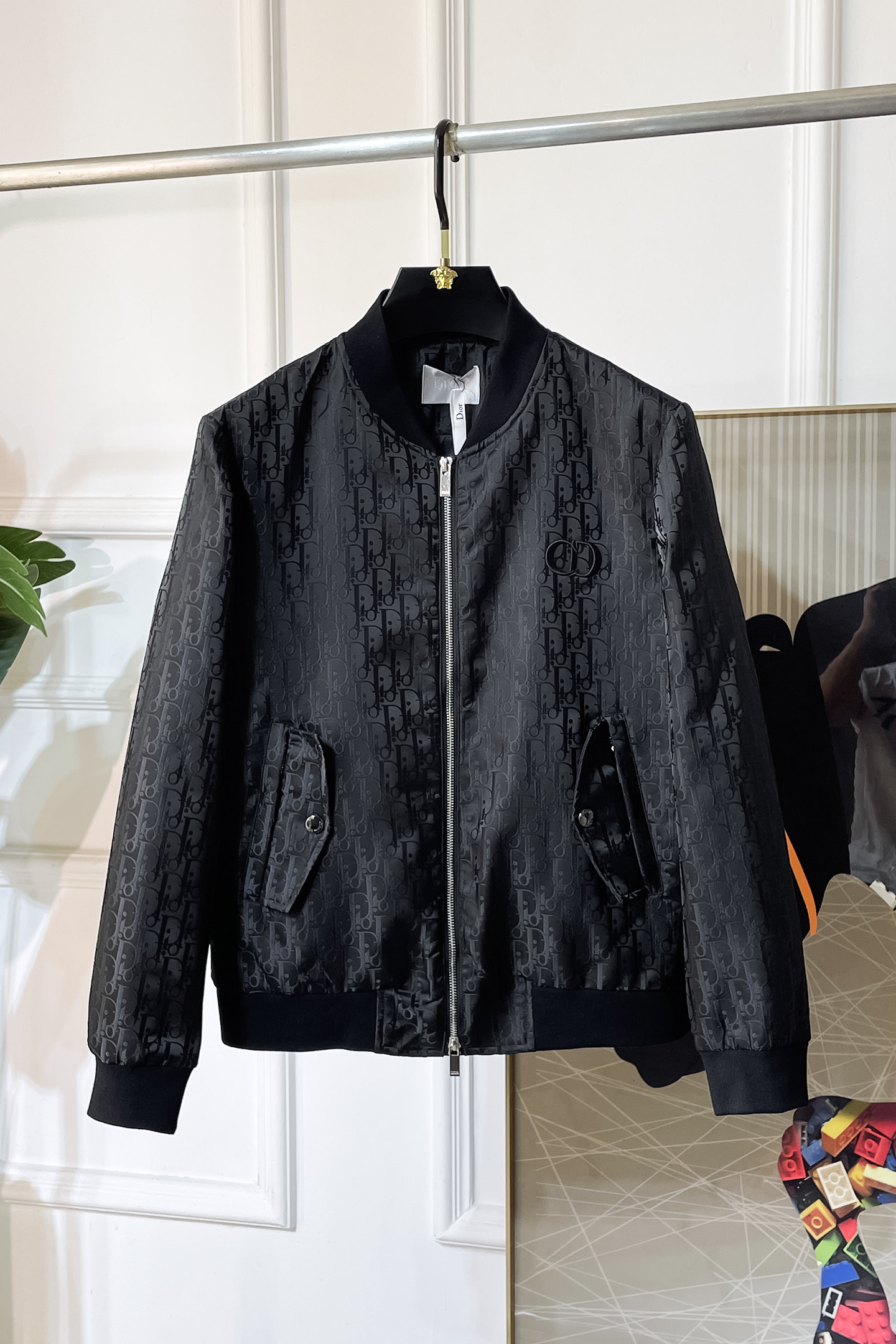 NO:522055,Dior - 2025ss early autumn new jacket on the official website. The official website is synchronized, original customized polyester fiber fabric, clean surface design, hat design is more windproof and warm, zipper design of the lace zipper design is stronger, the brand logo on the chest highlights the brand characteristics, which is consistent with the original version, the latest jacket in the series pipeline network is simple and not simple, original hardware and accessories, trendy and fashionable high-end people must leave the version!  Code count: M-3XL, dior, jackets & coats, hats, alexander wang19860909迪奥- 2025ss早秋新款官网同款夹克 官网同步,原版订制聚酯纤维面料,面净版设计,戴帽设计更防风保暖,衣襟拉链设计保暖性更强,胸前品牌Logo标志彰显品牌特征,和原版一致,系列管网最新夹克款简约不简单的设计,原厂五金辅料,潮流时尚高档人士必留版！ 码数:M-3XL,,dior,jackets & coats,hats,alexander wang,Men's clothing