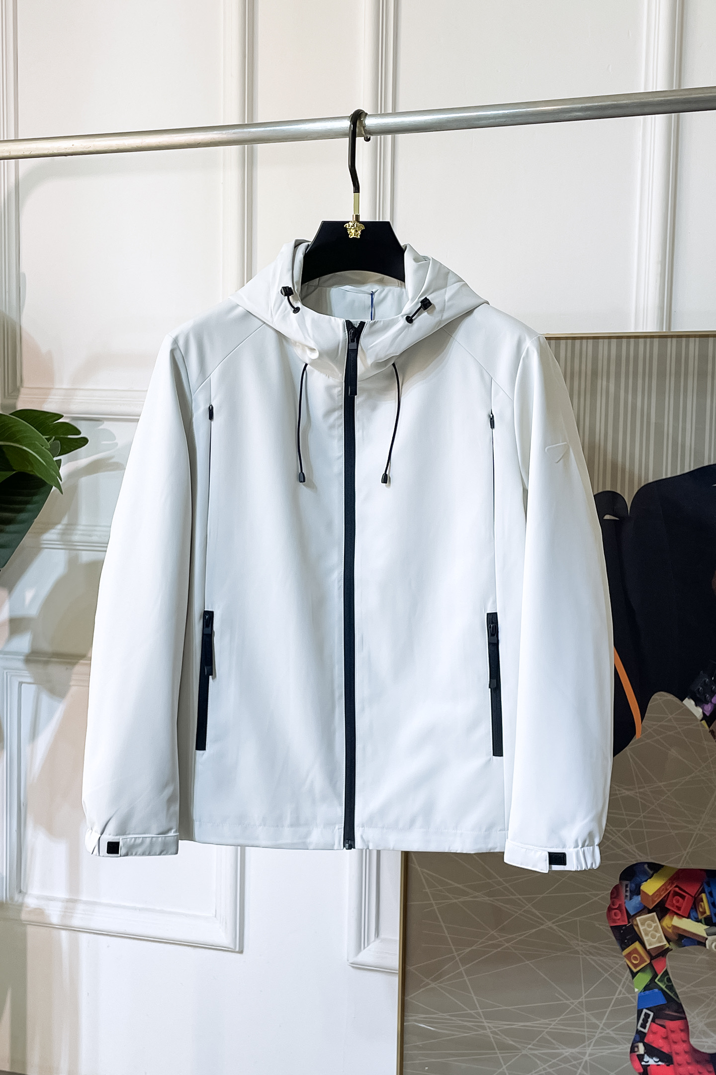 NO:522036,Prada - 2025ss early autumn new jacket on the official website. The official website is synchronized, original customized polyester fiber fabric, clean surface design, hat design is more windproof and warm, zipper design of the lace zipper design is stronger, the brand logo on the chest highlights the brand characteristics, which is consistent with the original version, the latest jacket in the series pipeline network is simple and not simple, original hardware and accessories, trendy and fashionable high-end people must leave the version!  Code count: M-3XL, prada, jackets & coats, hats, alexander wang19860909普拉达 - 2025ss早秋新款官网同款夹克 官网同步,原版订制聚酯纤维面料,面净版设计,戴帽设计更防风保暖,衣襟拉链设计保暖性更强,胸前品牌Logo标志彰显品牌特征,和原版一致,系列管网最新夹克款简约不简单的设计,原厂五金辅料,潮流时尚高档人士必留版！ 码数:M-3XL,,prada,jackets & coats,hats,alexander wang,Men's clothing