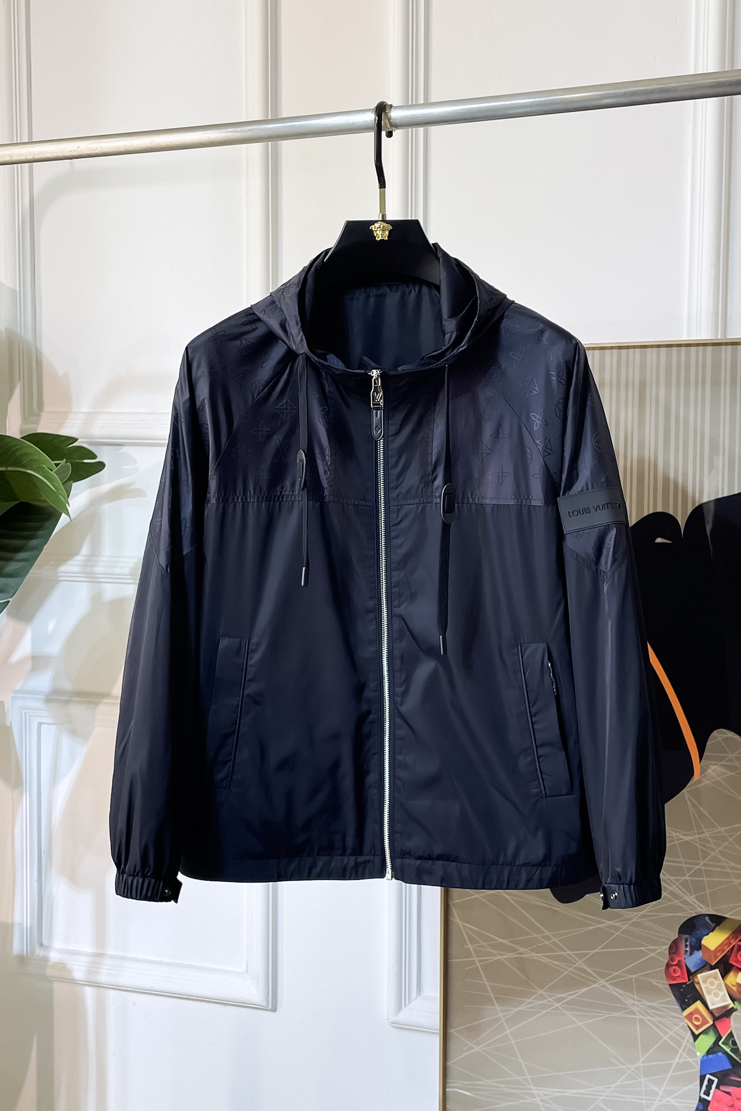 NO:521965,LV- 2025ss early autumn new jacket on the official website. The official website is synchronized, original customized polyester fiber fabric, clean surface design, hat design is more windproof and warm, zipper design of the lace zipper design is stronger, the brand logo on the chest highlights the brand characteristics, which is consistent with the original version, the latest jacket in the series pipeline network is simple and not simple, original hardware and accessories, trendy and fashionable high-end people must leave the version!  Number of codes: M-3XL, louis vuitton, jackets & coats, hats, alexander wang19860909LV- 2025ss早秋新款官网同款夹克 官网同步,原版订制聚酯纤维面料,面净版设计,戴帽设计更防风保暖,衣襟拉链设计保暖性更强,胸前品牌Logo标志彰显品牌特征,和原版一致,系列管网最新夹克款简约不简单的设计,原厂五金辅料,潮流时尚高档人士必留版！ 码数:M-3XL,,louis vuitton,jackets & coats,hats,alexander wang,Men's clothing