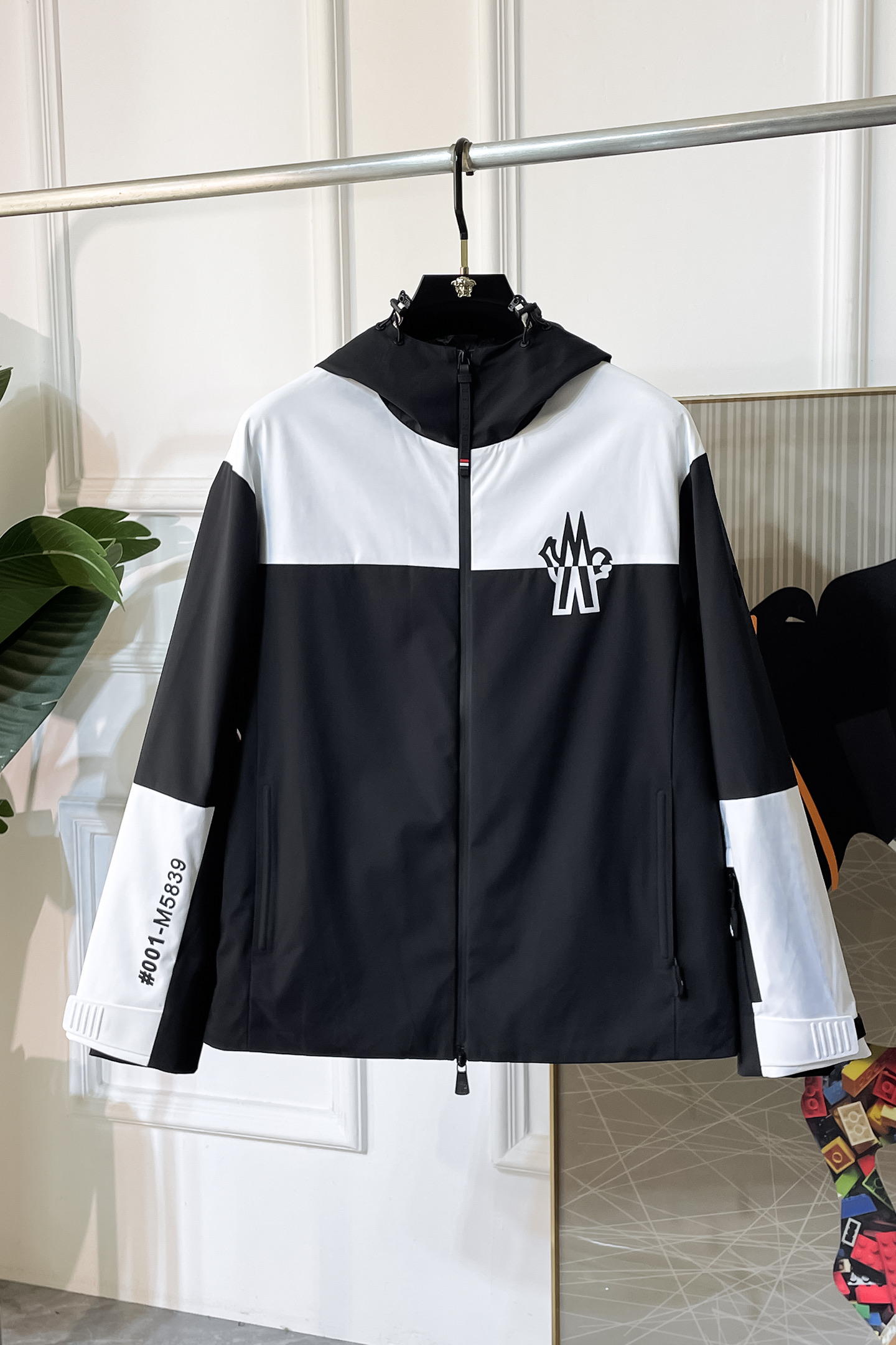 NO:522045,The cloak - 2025ss early autumn new jacket is the same as the official website. The official website is synchronized, original customized polyester fiber fabric, clean surface design, hat design is more windproof and warm, zipper design of the lace closure design is stronger, the brand logo on the chest highlights the brand characteristics, which is consistent with the original version, the latest jacket model of the series pipe network is simple and not simple, original hardware and accessories, trendy and fashionable high-end people must leave the version!  Code count: M-3XL, Moncler, jackets & coats, hats, alexander wang19860909蒙口 - 2025ss早秋新款官网同款夹克 官网同步,原版订制聚酯纤维面料,面净版设计,戴帽设计更防风保暖,衣襟拉链设计保暖性更强,胸前品牌Logo标志彰显品牌特征,和原版一致,系列管网最新夹克款简约不简单的设计,原厂五金辅料,潮流时尚高档人士必留版！ 码数:M-3XL,,Moncler,jackets & coats,hats,alexander wang,Men's clothing