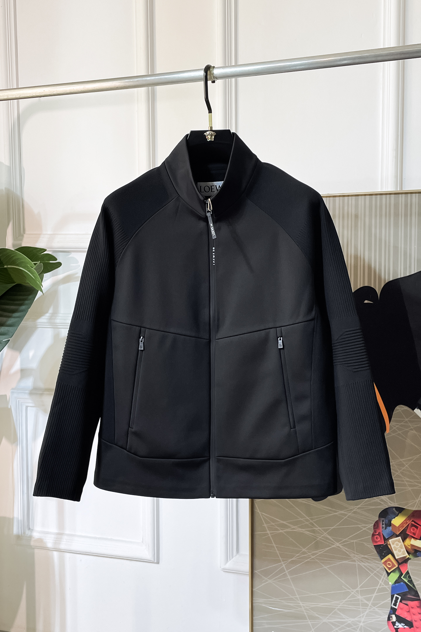 NO:522027,Luo Yiwei - 2025ss early autumn new jacket on the official website. The official website is synchronized, original customized polyester fiber fabric, clean surface design, hat design is more windproof and warm, zipper design of the lace zipper design is stronger, the brand logo on the chest highlights the brand characteristics, which is consistent with the original version, the latest jacket in the series pipeline network is simple and not simple, original hardware and accessories, trendy and fashionable high-end people must leave the version!  Number of codes: M-3XL, loewe, jackets & coats, hats, alexander wang19860909罗意威 - 2025ss早秋新款官网同款夹克 官网同步,原版订制聚酯纤维面料,面净版设计,戴帽设计更防风保暖,衣襟拉链设计保暖性更强,胸前品牌Logo标志彰显品牌特征,和原版一致,系列管网最新夹克款简约不简单的设计,原厂五金辅料,潮流时尚高档人士必留版！ 码数:M-3XL,,loewe,jackets & coats,hats,alexander wang,Men's clothing