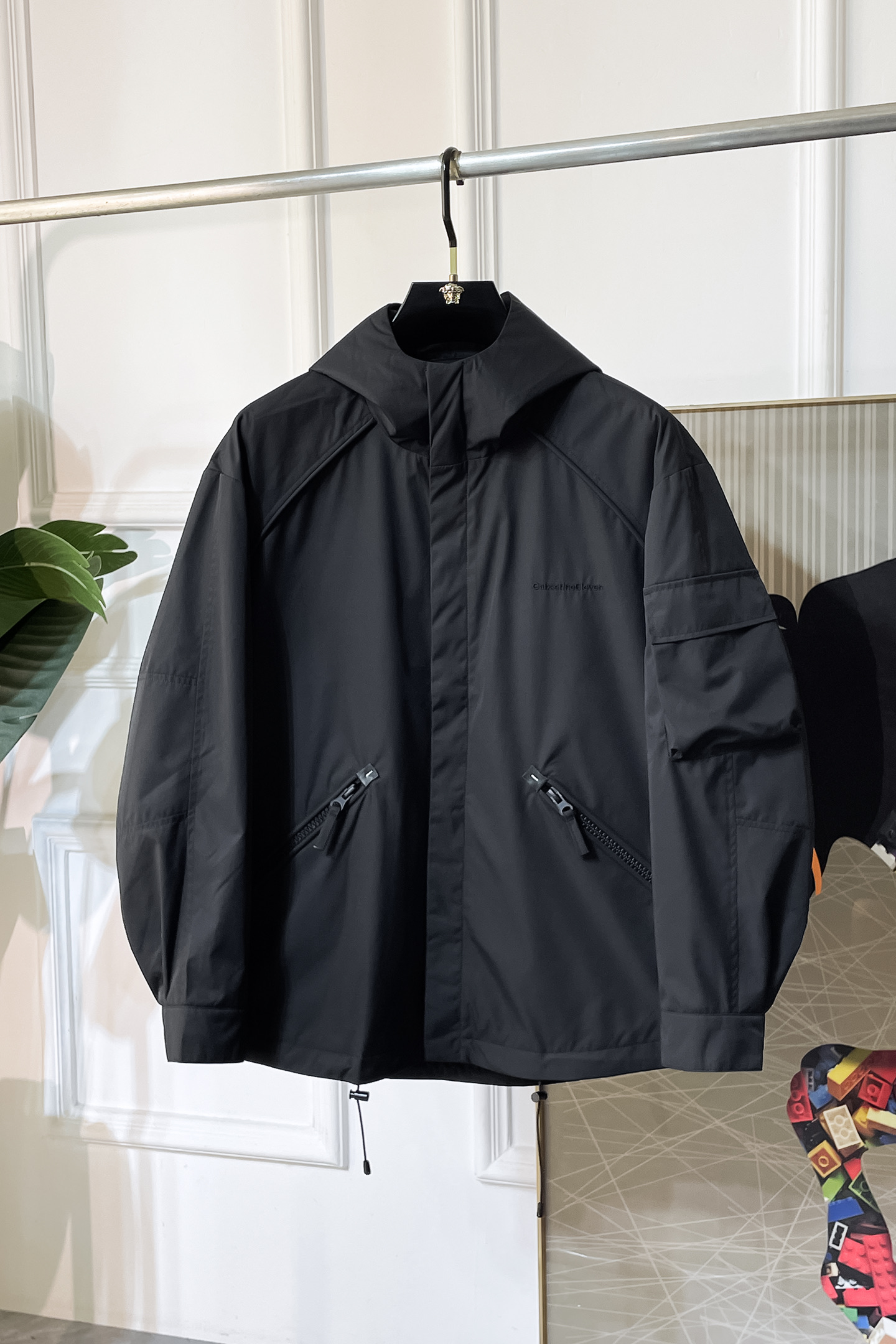 NO:522000,Givenchy - 2025ss early autumn new jacket on the official website. The official website is synchronized, original customized polyester fiber fabric, clean surface design, hat design is more windproof and warm, zipper design of the lace zipper design is stronger, the brand logo on the chest highlights the brand characteristics, which is consistent with the original version, the latest jacket in the series pipeline network is simple and not simple, original hardware and accessories, trendy and fashionable high-end people must leave the version!  Number of codes: M-3XL, given, jackets & coats, hats, alexander wang19860909纪梵希- 2025ss早秋新款官网同款夹克 官网同步,原版订制聚酯纤维面料,面净版设计,戴帽设计更防风保暖,衣襟拉链设计保暖性更强,胸前品牌Logo标志彰显品牌特征,和原版一致,系列管网最新夹克款简约不简单的设计,原厂五金辅料,潮流时尚高档人士必留版！ 码数:M-3XL,,givenchy,jackets & coats,hats,alexander wang,Men's clothing