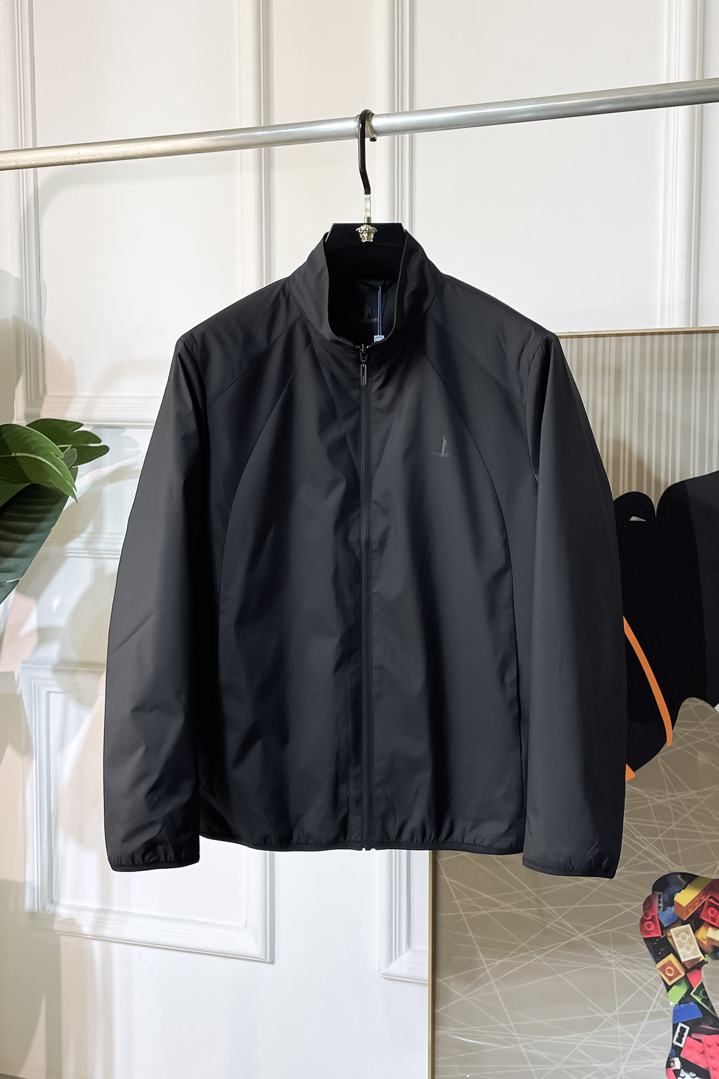 NO:521997,Paul - 2025ss early autumn new jacket on the official website. The official website is synchronized, original customized polyester fiber fabric, clean surface design, hat design is more windproof and warm, zipper design of the lace zipper design is stronger, the brand logo on the chest highlights the brand characteristics, which is consistent with the original version, the latest jacket in the series pipeline network is simple and not simple, original hardware and accessories, trendy and fashionable high-end people must leave the version!  Code count: M-3XL, Jackets & coats, Hats, Alexander wang19860909保罗 - 2025ss早秋新款官网同款夹克 官网同步,原版订制聚酯纤维面料,面净版设计,戴帽设计更防风保暖,衣襟拉链设计保暖性更强,胸前品牌Logo标志彰显品牌特征,和原版一致,系列管网最新夹克款简约不简单的设计,原厂五金辅料,潮流时尚高档人士必留版！ 码数:M-3XL,,jackets & coats,hats,alexander wang,Men's clothing