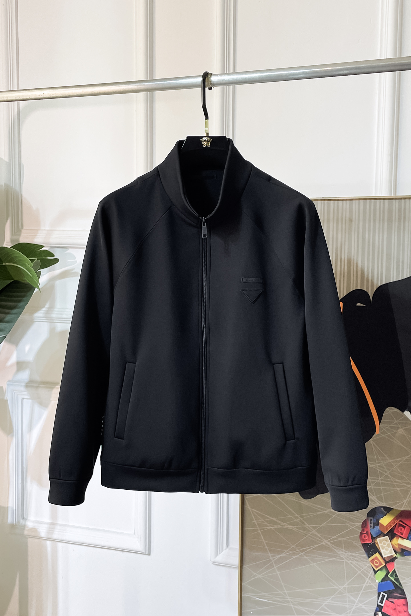 NO:522030,Prada - 2025ss early autumn new jacket on the official website. The official website is synchronized, original customized polyester fiber fabric, clean surface design, hat design is more windproof and warm, zipper design of the lace zipper design is stronger, the brand logo on the chest highlights the brand characteristics, which is consistent with the original version, the latest jacket in the series pipeline network is simple and not simple, original hardware and accessories, trendy and fashionable high-end people must leave the version!  Code count: M-3XL, prada, jackets & coats, hats, alexander wang19860909普拉达- 2025ss早秋新款官网同款夹克 官网同步,原版订制聚酯纤维面料,面净版设计,戴帽设计更防风保暖,衣襟拉链设计保暖性更强,胸前品牌Logo标志彰显品牌特征,和原版一致,系列管网最新夹克款简约不简单的设计,原厂五金辅料,潮流时尚高档人士必留版！ 码数:M-3XL,,prada,jackets & coats,hats,alexander wang,Men's clothing