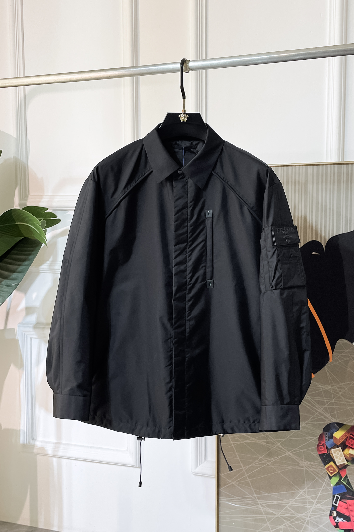 NO:522024,Prada - 2025ss early autumn new jacket on the official website. The official website is synchronized, original customized polyester fiber fabric, clean surface design, hat design is more windproof and warm, zipper design of the lace zipper design is stronger, the brand logo on the chest highlights the brand characteristics, which is consistent with the original version, the latest jacket in the series pipeline network is simple and not simple, original hardware and accessories, trendy and fashionable high-end people must leave the version!  Code count: M-3XL, prada, jackets & coats, hats, alexander wang19860909普拉达 - 2025ss早秋新款官网同款夹克 官网同步,原版订制聚酯纤维面料,面净版设计,戴帽设计更防风保暖,衣襟拉链设计保暖性更强,胸前品牌Logo标志彰显品牌特征,和原版一致,系列管网最新夹克款简约不简单的设计,原厂五金辅料,潮流时尚高档人士必留版！ 码数:M-3XL,,prada,jackets & coats,hats,alexander wang,Men's clothing