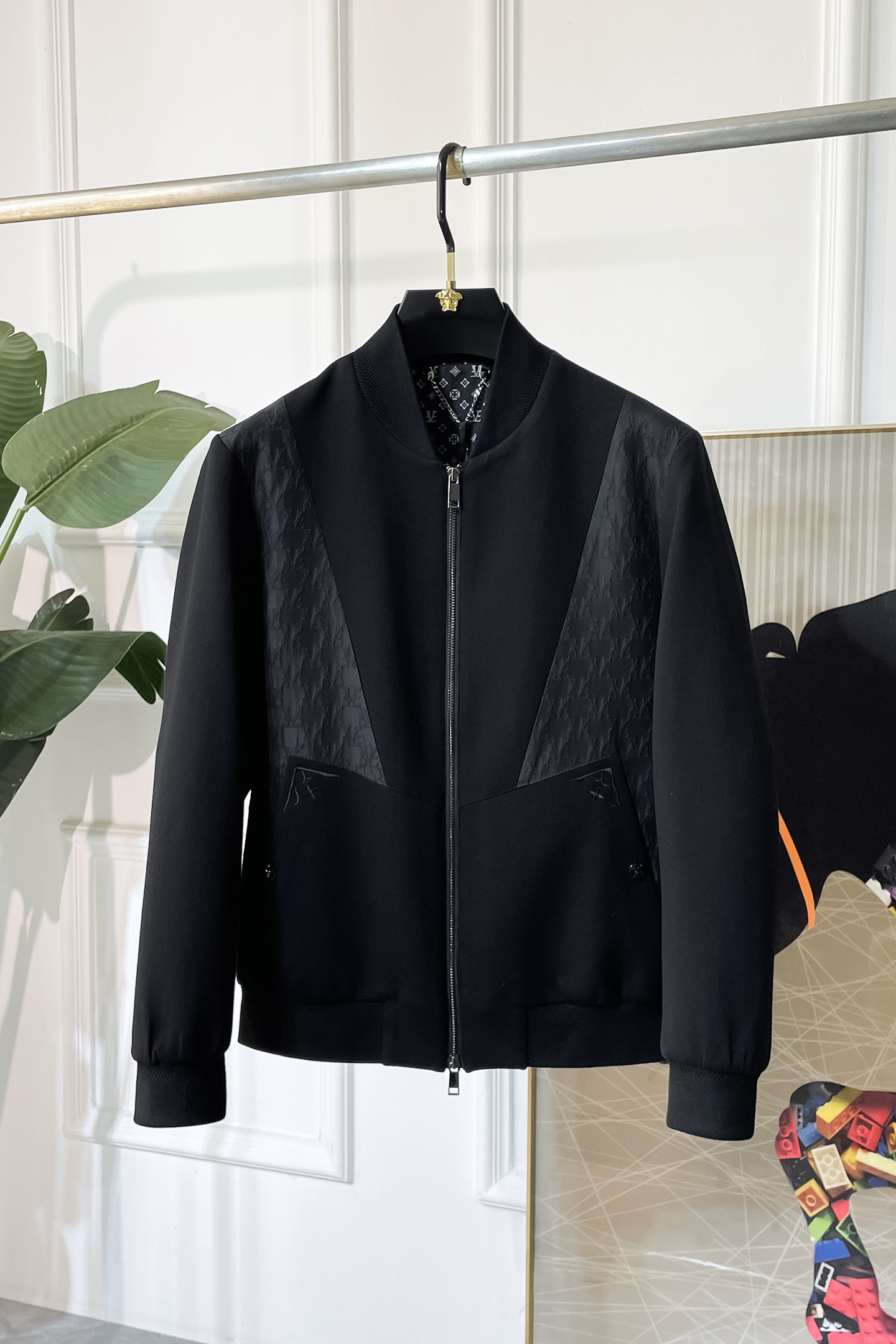 NO:519546,LV - 2025ss early autumn new jacket on the official website. The official website is synchronized, original customized polyester fiber fabric, clean surface design, hat design is more windproof and warm, zipper design of the lace zipper design is stronger, the brand logo on the chest highlights the brand characteristics, which is consistent with the original version, the latest jacket in the series pipeline network is simple and not simple, original hardware and accessories, trendy and fashionable high-end people must leave the version!  Number of codes: M-3XL, louis vuitton, jackets & coats, hats, alexander wang19860909LV - 2025ss早秋新款官网同款夹克 官网同步,原版订制聚酯纤维面料,面净版设计,戴帽设计更防风保暖,衣襟拉链设计保暖性更强,胸前品牌Logo标志彰显品牌特征,和原版一致,系列管网最新夹克款简约不简单的设计,原厂五金辅料,潮流时尚高档人士必留版！ 码数:M-3XL,,louis vuitton,jackets & coats,hats,alexander wang,Men's clothing