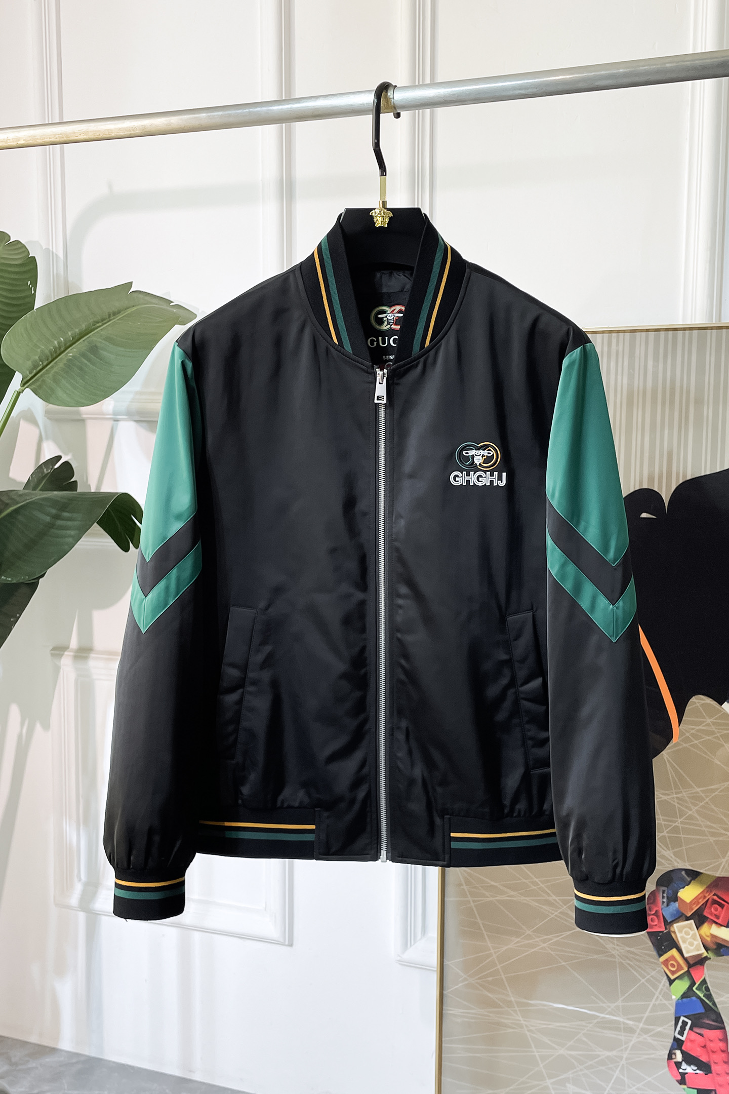 NO:521194,Guqi 2025ss early autumn new jacket on the official website. The official website is synchronized, original customized polyester fiber fabric, clean surface design, hat design is more windproof and warm, zipper design of the lace zipper design is stronger, the brand logo on the chest highlights the brand characteristics, which is consistent with the original version, the latest jacket in the series pipeline network is simple and not simple, original hardware and accessories, trendy and fashionable high-end people must leave the version!  Code count: M-3XL, Jackets & coats, Hats, Alexander wang19860909古奇 2025ss早秋新款官网同款夹克 官网同步,原版订制聚酯纤维面料,面净版设计,戴帽设计更防风保暖,衣襟拉链设计保暖性更强,胸前品牌Logo标志彰显品牌特征,和原版一致,系列管网最新夹克款简约不简单的设计,原厂五金辅料,潮流时尚高档人士必留版！ 码数:M-3XL,,jackets & coats,hats,alexander wang,Men's clothing