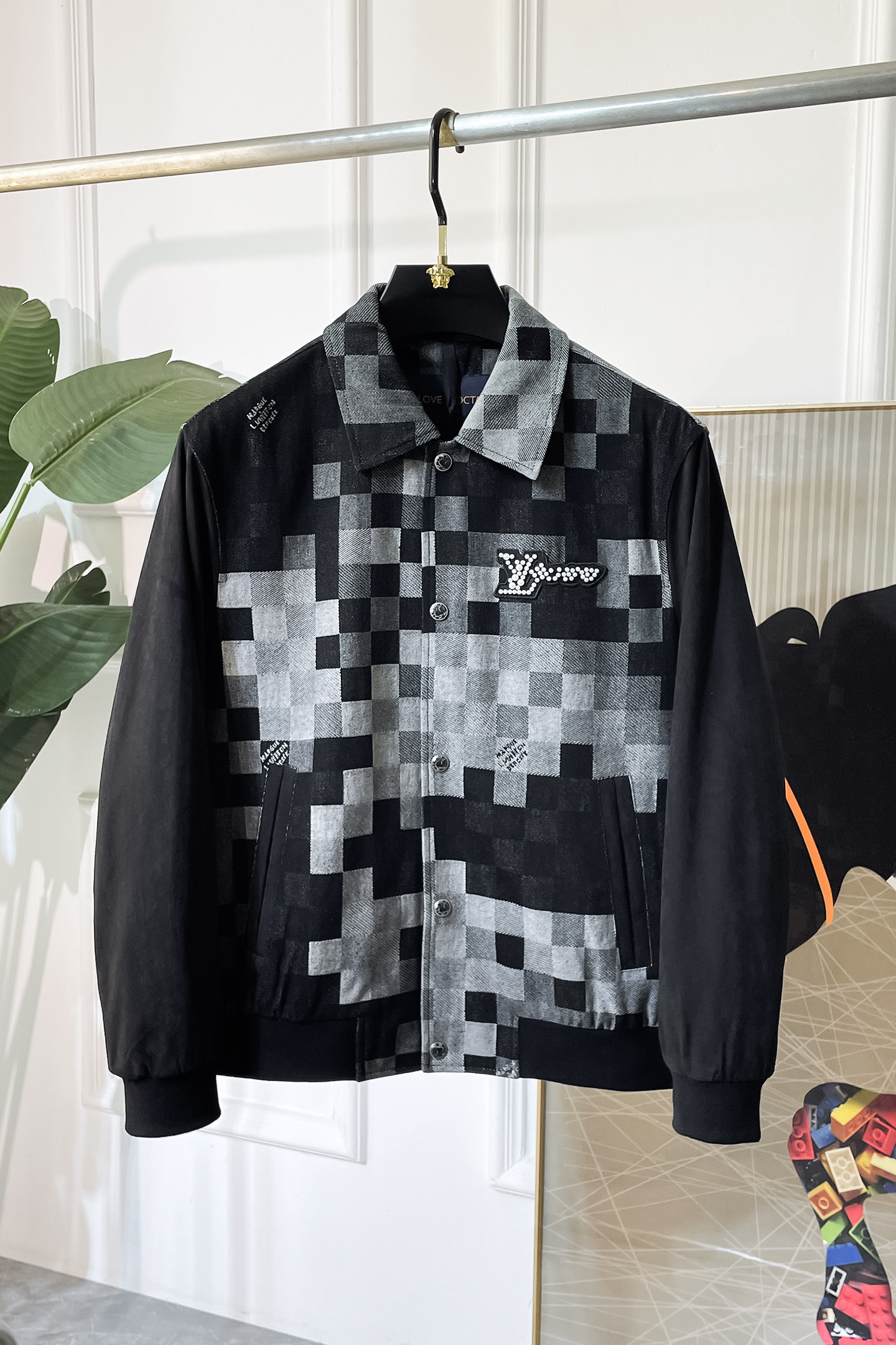 NO:519539,Top version, pay attention to details comparison LV - 2025ss early autumn new jacket on the official website. The official website is synchronized, original customized polyester fiber fabric, clean surface design, hat design is more windproof and warm, zipper design of the lace zipper design is stronger, the brand logo on the chest highlights the brand characteristics, which is consistent with the original version, the latest jacket in the series pipeline network is simple and not simple, original hardware and accessories, trendy and fashionable high-end people must leave the version!  Number of codes: M-3XL, louis vuitton, jackets & coats, hats, alexander wang19860909顶级版本,注意细节对比LV - 2025ss早秋新款官网同款夹克 官网同步,原版订制聚酯纤维面料,面净版设计,戴帽设计更防风保暖,衣襟拉链设计保暖性更强,胸前品牌Logo标志彰显品牌特征,和原版一致,系列管网最新夹克款简约不简单的设计,原厂五金辅料,潮流时尚高档人士必留版！ 码数:M-3XL,,louis vuitton,jackets & coats,hats,alexander wang,Men's clothing