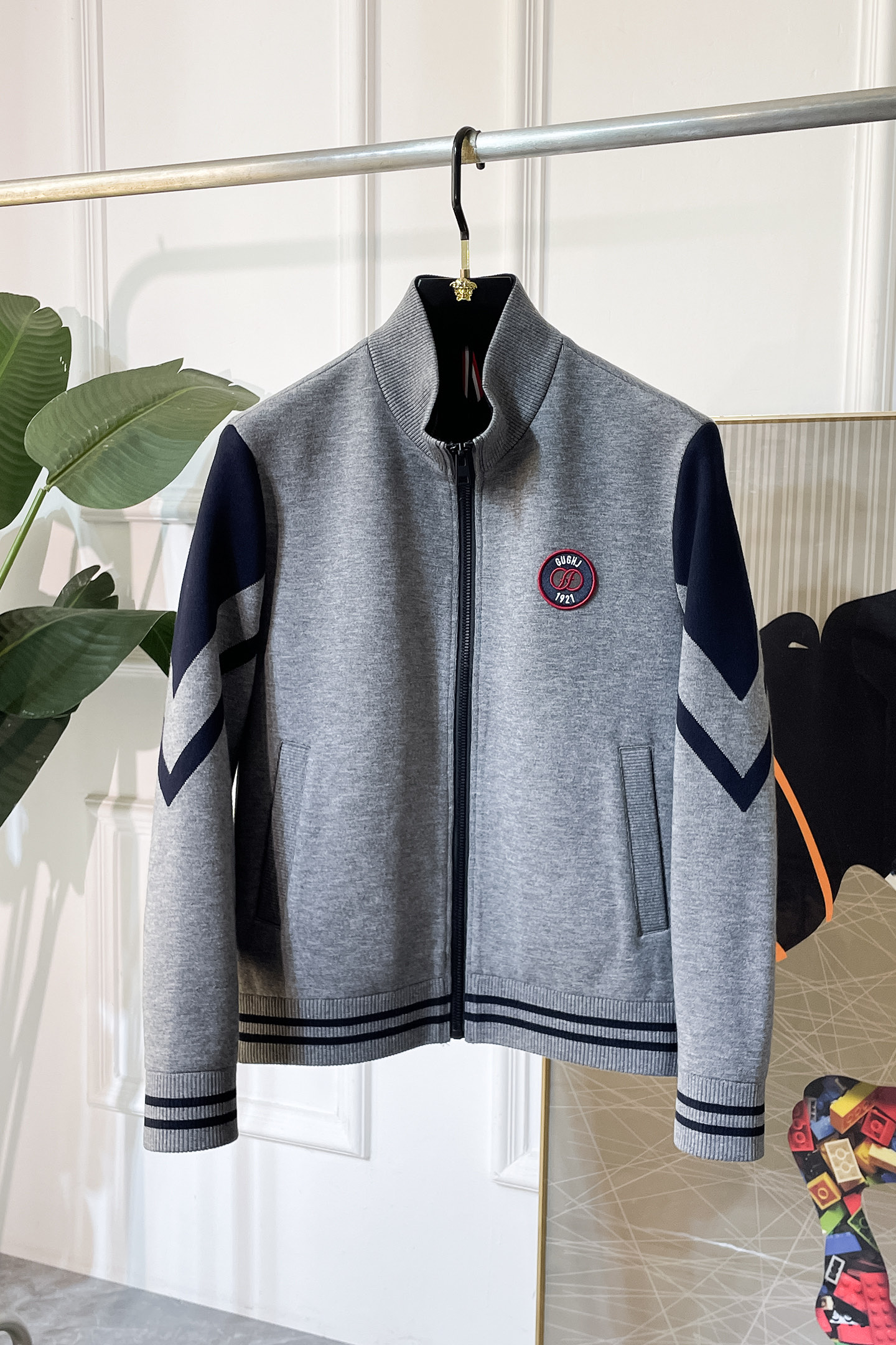 NO:521196,Guqi - 2025ss early autumn new jacket on the official website. The official website is synchronized, original customized polyester fiber fabric, clean surface design, hat design is more windproof and warm, zipper design of the lace zipper design is stronger, the brand logo on the chest highlights the brand characteristics, which is consistent with the original version, the latest jacket in the series pipeline network is simple and not simple, original hardware and accessories, trendy and fashionable high-end people must leave the version!  Code count: M-3XL, Jackets & coats, Hats, Alexander wang19860909古奇 - 2025ss早秋新款官网同款夹克 官网同步,原版订制聚酯纤维面料,面净版设计,戴帽设计更防风保暖,衣襟拉链设计保暖性更强,胸前品牌Logo标志彰显品牌特征,和原版一致,系列管网最新夹克款简约不简单的设计,原厂五金辅料,潮流时尚高档人士必留版！ 码数:M-3XL,,jackets & coats,hats,alexander wang,Men's clothing