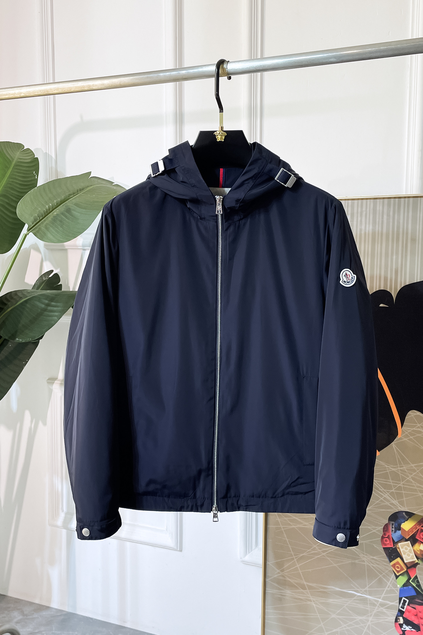 NO:519544,Top version, pay attention to details and compare the mask - 2025ss early autumn new official style jacket. The official website is synchronized, original customized polyester fiber fabric, clean surface design, hat design is more windproof and warm, zipper design of the lace zipper design is stronger, the brand logo on the chest highlights the brand characteristics, which is consistent with the original version, the latest jacket model of the series pipe network is simple and not simple, original hardware and accessories, trendy and fashionable high-end people must leave the version!  Code count: M-3XL, Moncler, jackets & coats, hats, alexander wang19860909顶级版本,注意细节对比蒙口 - 2025ss早秋新款官网同款夹克 官网同步,原版订制聚酯纤维面料,面净版设计,戴帽设计更防风保暖,衣襟拉链设计保暖性更强,胸前品牌Logo标志彰显品牌特征,和原版一致,系列管网最新夹克款简约不简单的设计,原厂五金辅料,潮流时尚高档人士必留版！ 码数:M-3XL,,Moncler,jackets & coats,hats,alexander wang,Men's clothing