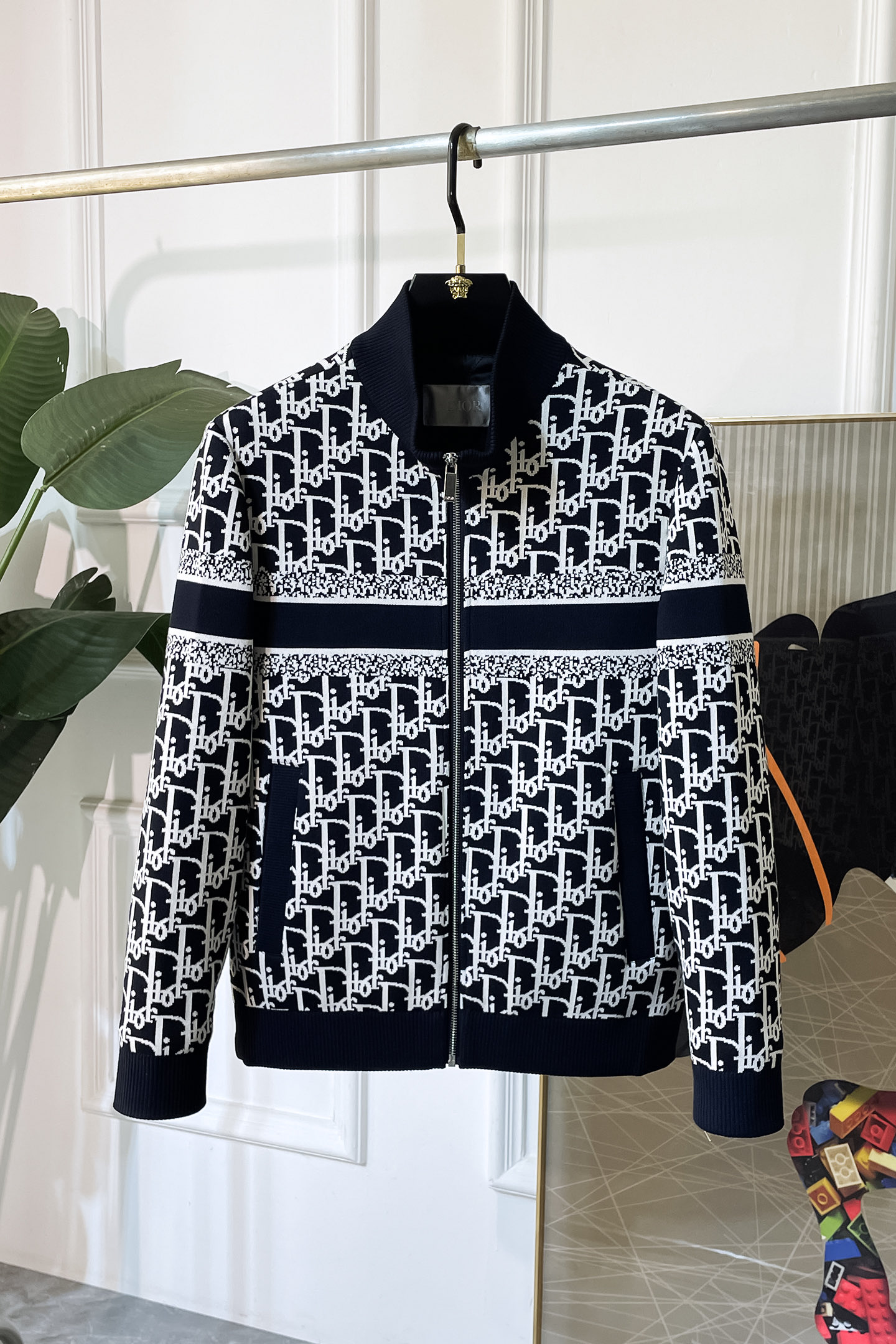 NO:519554,Top version, pay attention to details compared to Dior - 2025ss early autumn new style official website same knitted jacket. The official website is synchronized, original customized polyester fiber fabric, surface clean design, hat design is more windproof and warm, zipper design of the lace zipper design is stronger, the brand logo on the chest highlights the brand characteristics, which is consistent with the original version, the latest jacket series of pipe network models is simple and not simple, original hardware and accessories, trendy and fashionable high-end people must leave the version!  Code count: M-3XL, dior, jackets & coats, hats, alexander wang19860909顶级版本,注意细节对比迪奥 - 2025ss早秋新款官网同款针织夹克 官网同步,原版订制聚酯纤维面料,面净版设计,戴帽设计更防风保暖,衣襟拉链设计保暖性更强,胸前品牌Logo标志彰显品牌特征,和原版一致,系列管网最新夹克款简约不简单的设计,原厂五金辅料,潮流时尚高档人士必留版！ 码数:M-3XL,,dior,jackets & coats,hats,alexander wang,Men's clothing