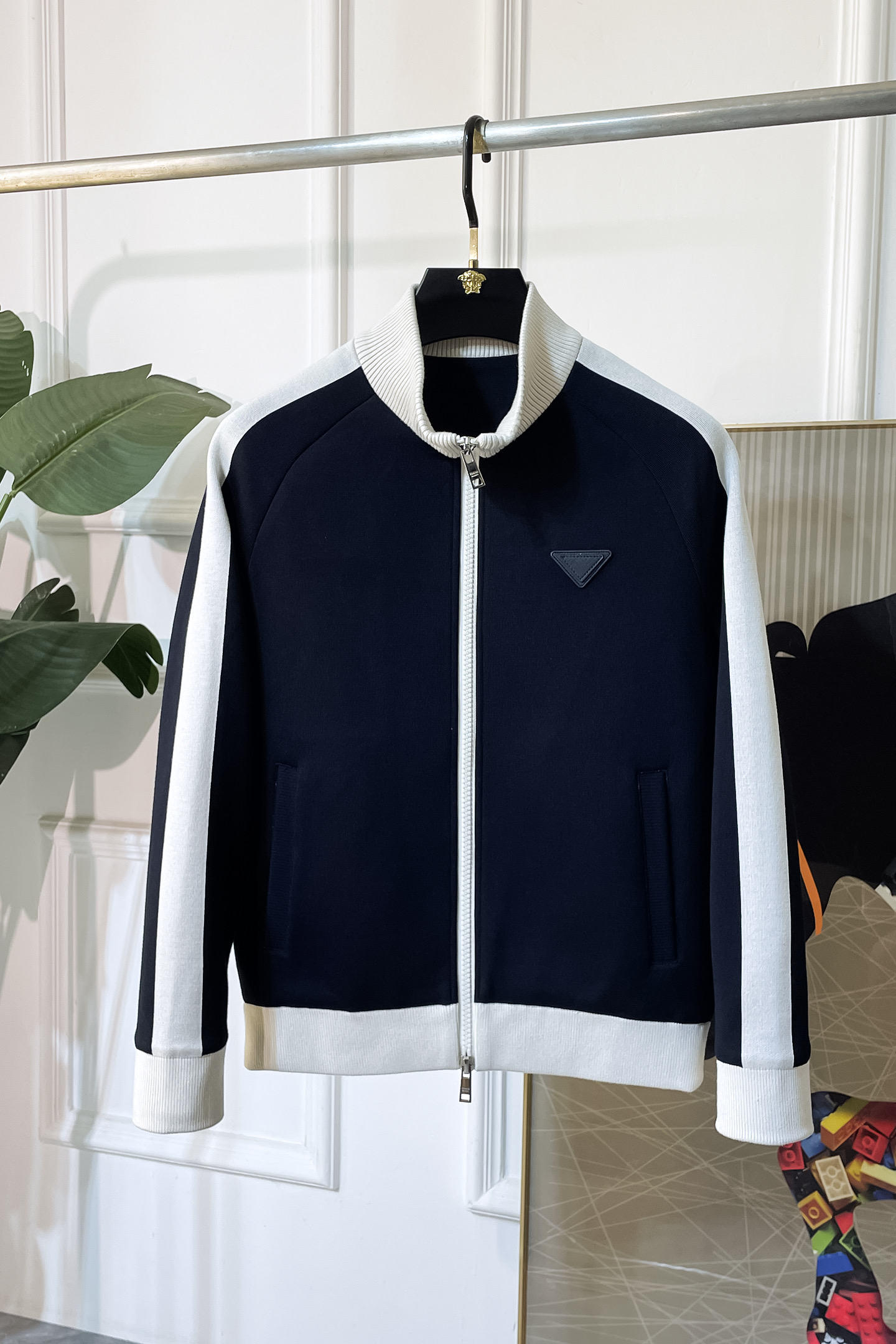 NO:519577,Prada - 2025ss autumn and winter big boutique jacket, customized high-quality polyester fiber fabric!  Top-level fashion brand elements logo design, complete with three standards!  The original hardware and accessories have smooth lines and exquisite craftsmanship, excellent upper body style, comfortable fabric, windproof and warm, and casual matching are very fashionable, handsome, casual and fashionable men's must-have!  Size M-3XL can wear up to 190 catties!  ,,prada,jackets & coats,jackets & coats,alexander wang19860909普拉达 - 2025ss秋冬大爆款精品夹克外套,定制高品质聚酯纤维面料！顶级时尚大牌元素logo设计,三标齐全！原版五金辅料,线条流畅,工艺精致,上身版型超赞,面料舒适,挡风保暖,随意搭配都非常时尚帅气休闲时尚男仕必备款哦！尺码M-3XL 最大可穿190斤！,,prada,jackets & coats,jackets & coats,alexander wang,Men's clothing