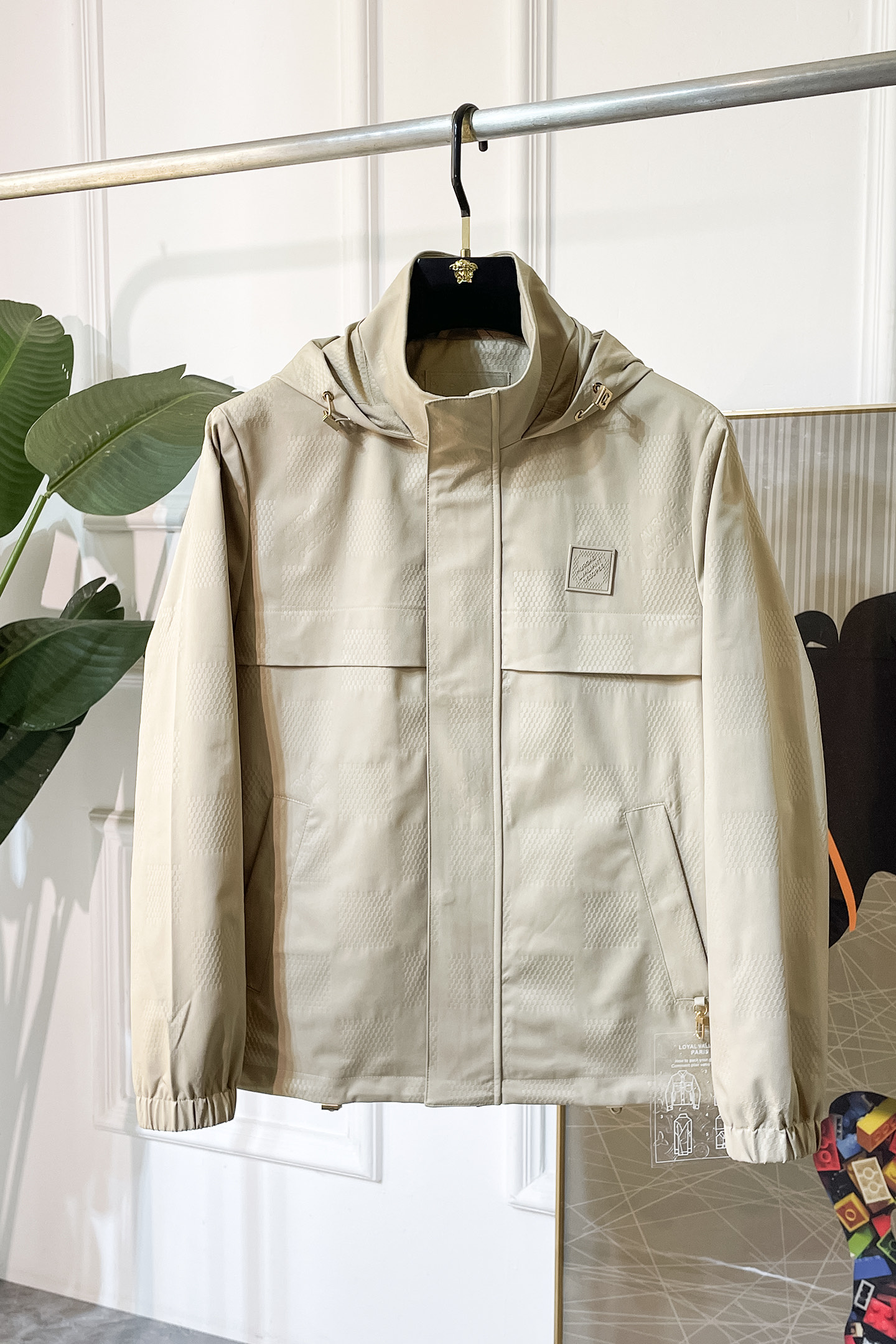 NO:521198,LV - 2025ss early autumn new jacket on the official website. The official website is synchronized, original customized polyester fiber fabric, clean surface design, hat design is more windproof and warm, zipper design of the lace zipper design is stronger, the brand logo on the chest highlights the brand characteristics, which is consistent with the original version, the latest jacket in the series pipeline network is simple and not simple, original hardware and accessories, trendy and fashionable high-end people must leave the version!  Number of codes: M-3XL, louis vuitton, jackets & coats, hats, alexander wang19860909LV - 2025ss早秋新款官网同款夹克 官网同步,原版订制聚酯纤维面料,面净版设计,戴帽设计更防风保暖,衣襟拉链设计保暖性更强,胸前品牌Logo标志彰显品牌特征,和原版一致,系列管网最新夹克款简约不简单的设计,原厂五金辅料,潮流时尚高档人士必留版！ 码数:M-3XL,,louis vuitton,jackets & coats,hats,alexander wang,Men's clothing