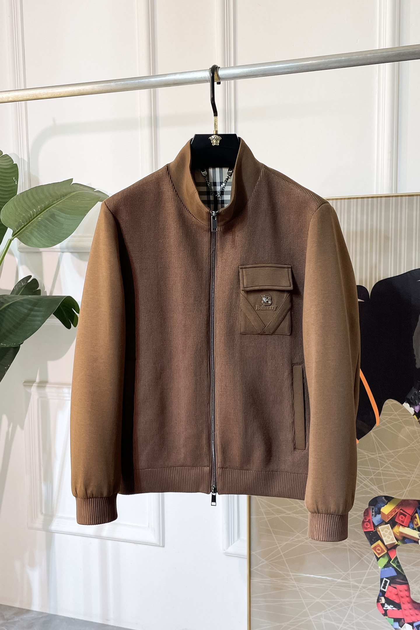 NO:519548,Burberry- 2025ss autumn and winter hot cotton jacket, customized high-quality polyester fiber fabric!  Top-level fashion brand elements logo design, complete with three standards!  The original hardware and accessories have smooth lines and exquisite craftsmanship, excellent upper body style, comfortable fabric, windproof and warm, and casual matching are very fashionable, handsome, casual and fashionable men's must-have!  Size M-3XL can wear up to 190 catties!  ,burberry,jackets & coats,alexander wang19860909巴宝莉- 2025ss秋冬大爆款加棉夹克,定制高品质聚酯纤维面料！顶级时尚大牌元素logo设计,三标齐全！原版五金辅料,线条流畅,工艺精致,上身版型超赞,面料舒适,挡风保暖,随意搭配都非常时尚帅气休闲时尚男仕必备款哦！尺码M-3XL 最大可穿190斤！,,burberry,jackets & coats,alexander wang,Men's clothing