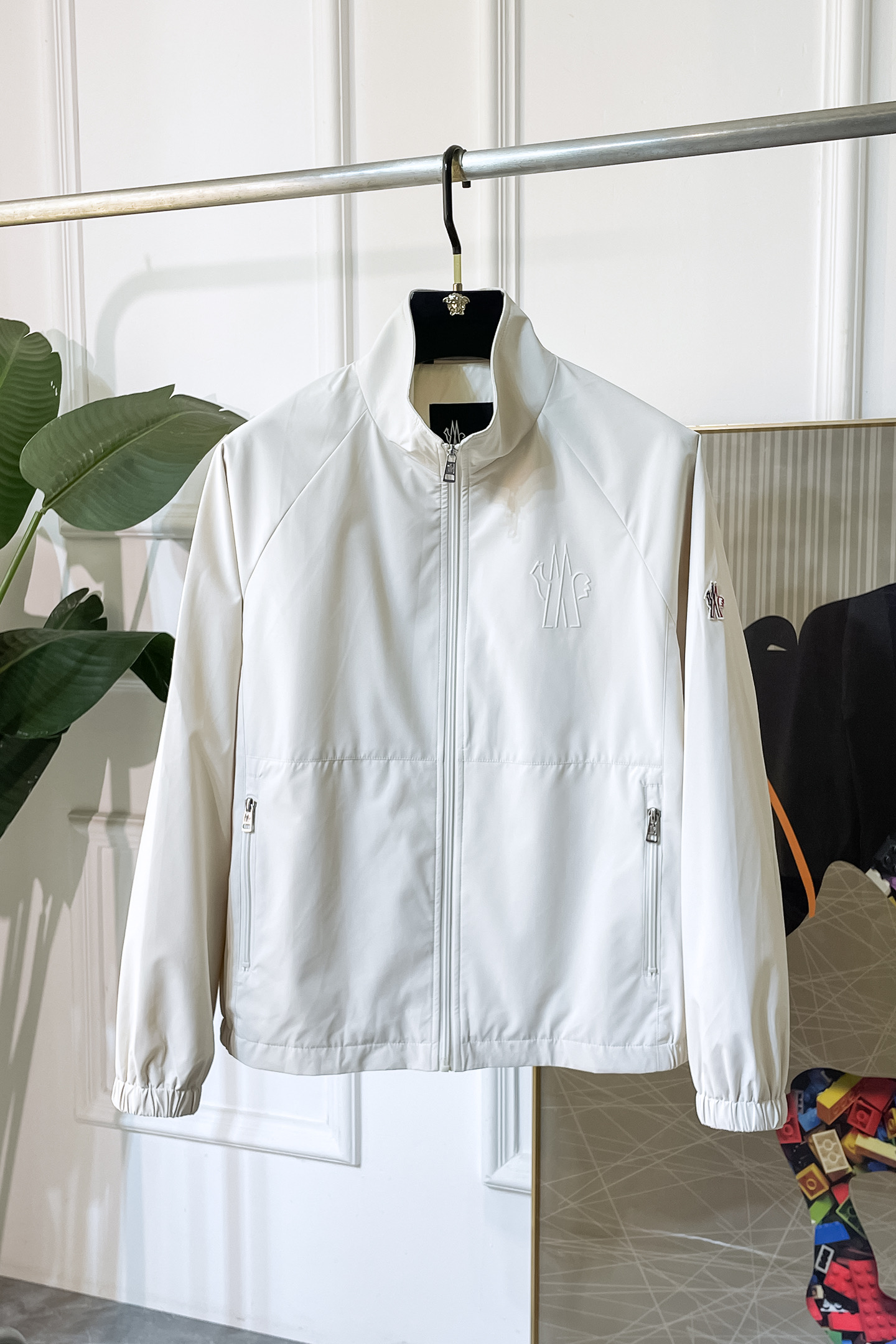 NO:521192,The 2025ss early autumn new jacket is the same as the official website. The official website is synchronized, original customized polyester fiber fabric, clean surface design, hat design is more windproof and warm, zipper design of the lace zipper design is stronger, the brand logo on the chest highlights the brand characteristics, which is consistent with the original version, the latest jacket series of pipe network models is simple and not simple, original hardware and accessories, trendy and fashionable high-end people must leave the version!  Code count: M-3XL, Moncler, jackets & coats, hats, alexander wang19860909蒙口- 2025ss早秋新款官网同款夹克 官网同步,原版订制聚酯纤维面料,面净版设计,戴帽设计更防风保暖,衣襟拉链设计保暖性更强,胸前品牌Logo标志彰显品牌特征,和原版一致,系列管网最新夹克款简约不简单的设计,原厂五金辅料,潮流时尚高档人士必留版！ 码数:M-3XL,,Moncler,jackets & coats,hats,alexander wang,Men's clothing