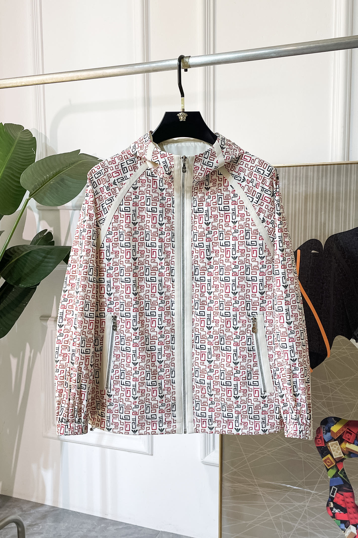 NO:519576,Armani - 2025ss autumn and winter big boutique jacket, customized high-quality polyester fiber fabric!  Top-level fashion brand elements logo design, complete with three standards!  The original hardware and accessories have smooth lines and exquisite craftsmanship, excellent upper body style, comfortable fabric, windproof and warm, and casual matching are very fashionable, handsome, casual and fashionable men's must-have!  Size M-3XL can wear up to 190 catties!  ,,armani,jackets & coats,jackets & coats,alexander wang19860909阿玛尼 - 2025ss秋冬大爆款精品夹克外套,定制高品质聚酯纤维面料！顶级时尚大牌元素logo设计,三标齐全！原版五金辅料,线条流畅,工艺精致,上身版型超赞,面料舒适,挡风保暖,随意搭配都非常时尚帅气休闲时尚男仕必备款哦！尺码M-3XL 最大可穿190斤！,,armani,jackets & coats,jackets & coats,alexander wang,Men's clothing