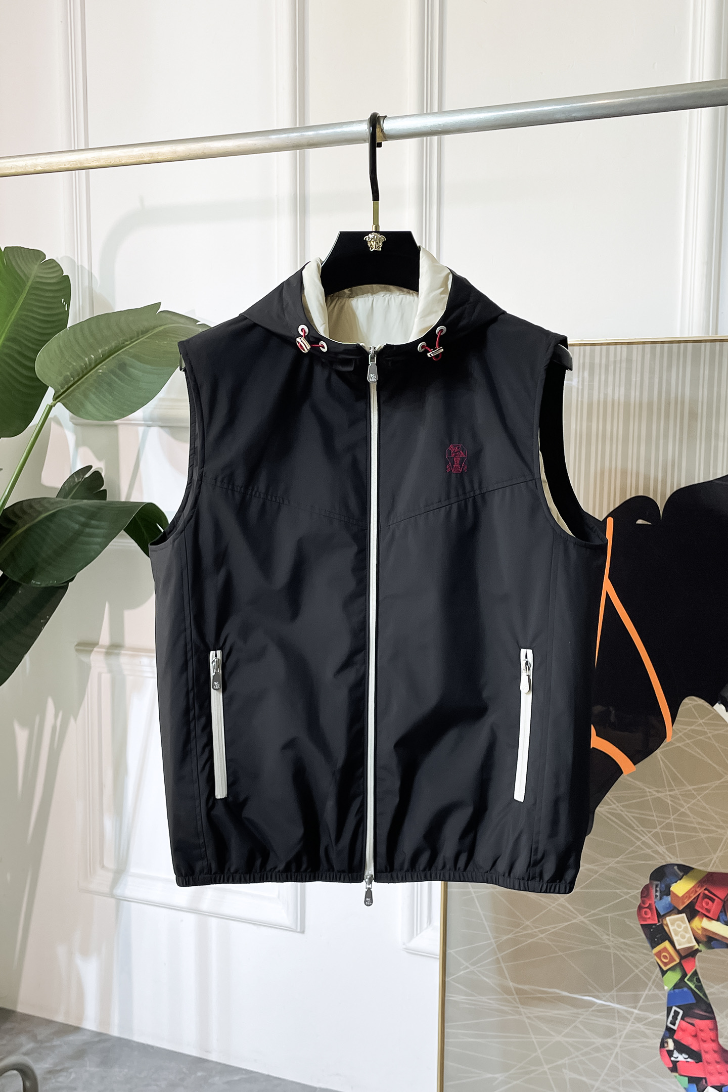 NO:521191,Bc - 2025ss big hit autumn vest jacket, customized high-quality polyester fiber fabric!  Top-level fashion brand elements logo design, complete with three standards!  The original hardware and accessories have smooth lines and exquisite craftsmanship, excellent upper body style, comfortable fabric, windproof and warm, and casual matching are very fashionable, handsome, casual and fashionable men's must-have!  Size M-3XL can wear up to 190 catties!  ,,jackets & coats,alexander wang19860909Bc - 2025ss大爆款秋装马甲夹克,定制高品质聚酯纤维面料！顶级时尚大牌元素logo设计,三标齐全！原版五金辅料,线条流畅,工艺精致,上身版型超赞,面料舒适,挡风保暖,随意搭配都非常时尚帅气休闲时尚男仕必备款哦！尺码M-3XL 最大可穿190斤！,,jackets & coats,alexander wang,Men's clothing