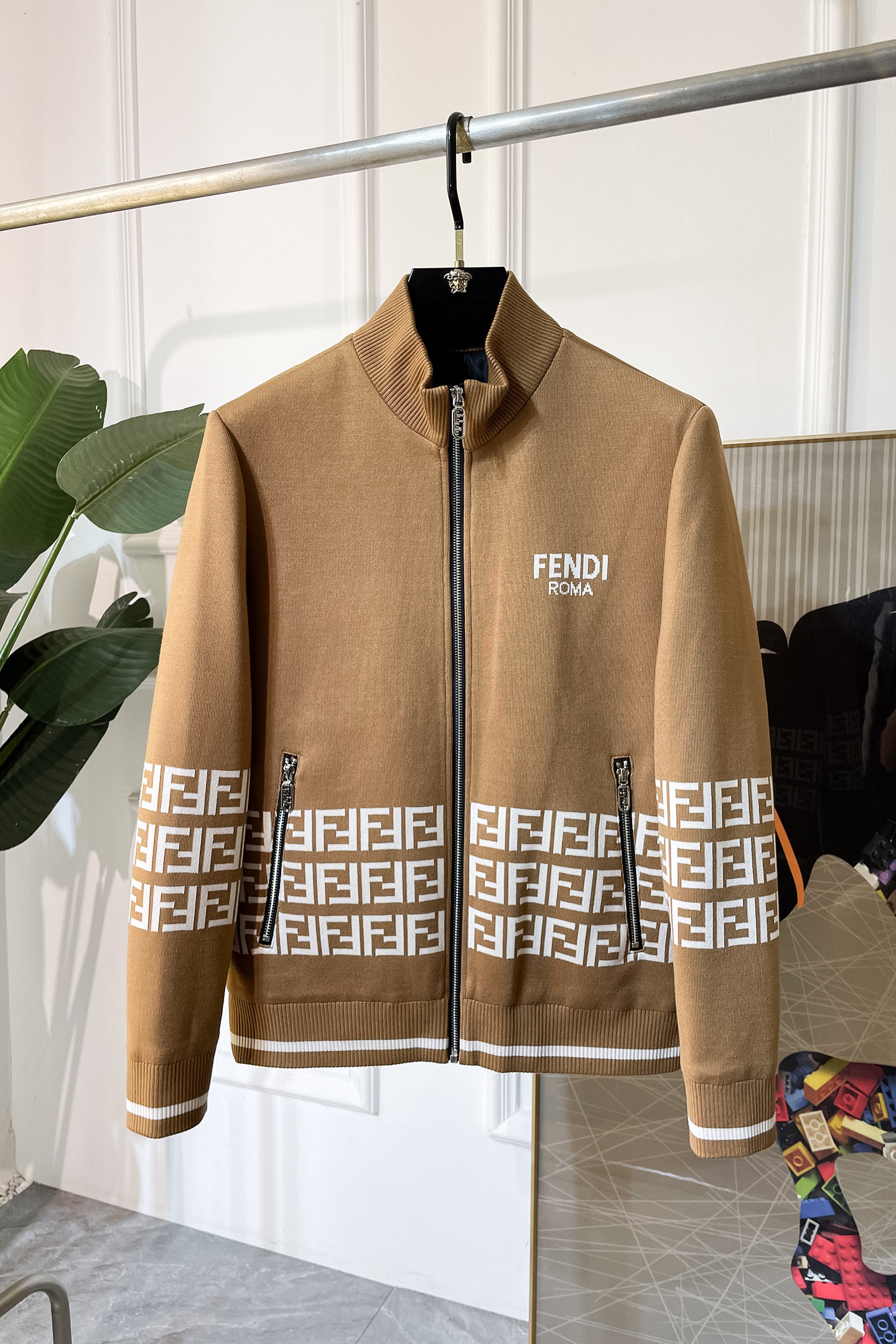 NO:519537,Top version, pay attention to details comparison Fendi - 2025ss early autumn new style official website same knitted jacket. The official website is synchronized, original customized polyester fiber fabric, surface clean design, hat design is more windproof and warm, zipper design of the lace zipper design is stronger, the brand logo on the chest highlights the brand characteristics, which is consistent with the original version, the latest jacket series of pipe network models is simple and not simple, original hardware and accessories, trendy and fashionable high-end people must leave the version!  Code count: M-3XL, fendi, jackets & coats, hats, alexander wang19860909顶级版本,注意细节对比芬迪 - 2025ss早秋新款官网同款针织夹克 官网同步,原版订制聚酯纤维面料,面净版设计,戴帽设计更防风保暖,衣襟拉链设计保暖性更强,胸前品牌Logo标志彰显品牌特征,和原版一致,系列管网最新夹克款简约不简单的设计,原厂五金辅料,潮流时尚高档人士必留版！ 码数:M-3XL,,fendi,jackets & coats,hats,alexander wang,Men's clothing