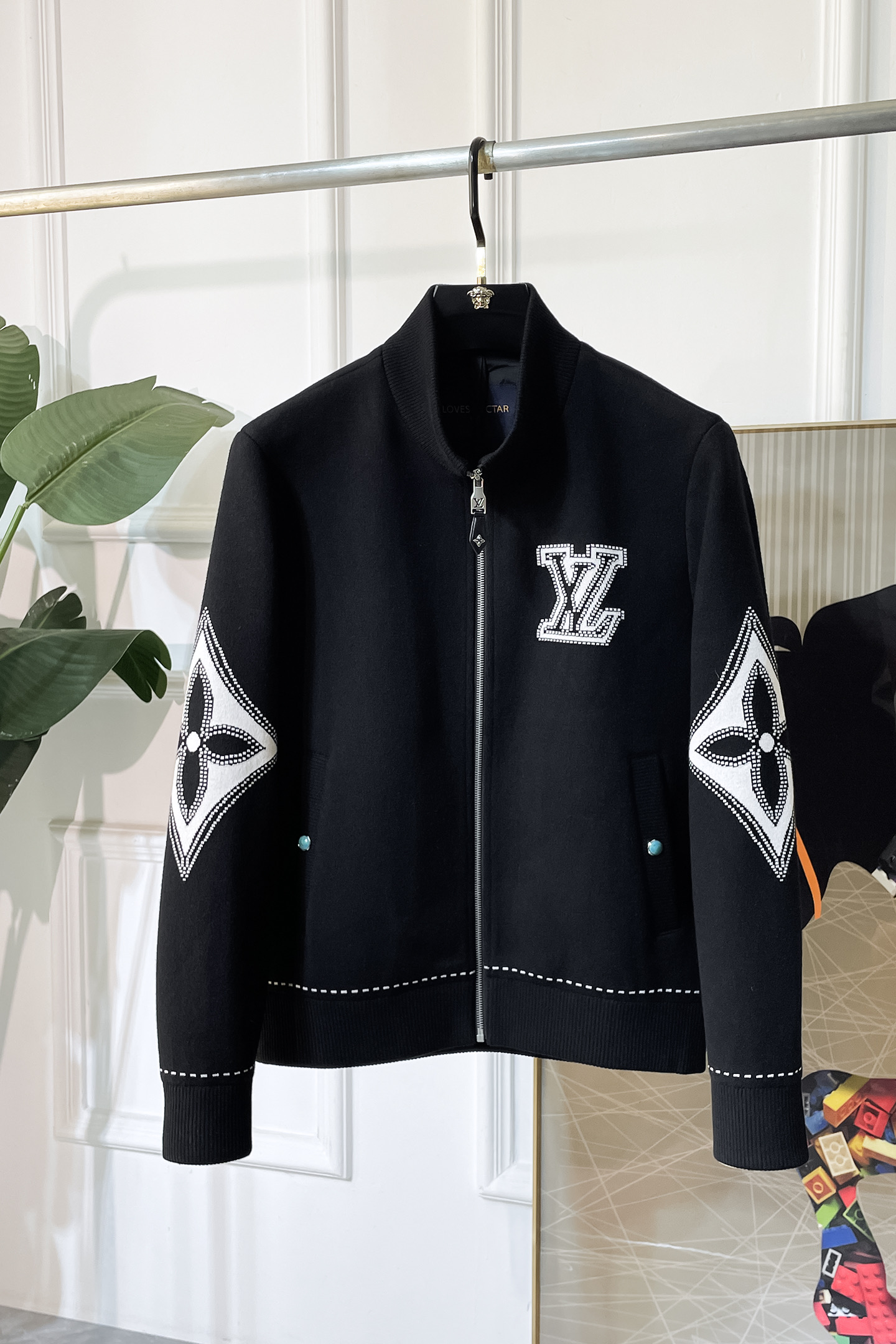 NO:519552,LV- 2025ss autumn and winter big cashmere jacket, customized high-quality polyester fiber fabric!  Top-level fashion brand elements logo design, complete with three standards!  The original hardware and accessories have smooth lines and exquisite craftsmanship, excellent upper body style, comfortable fabric, windproof and warm, and casual matching are very fashionable, handsome, casual and fashionable men's must-have!  Size M-3XL can wear up to 190 catties!  ,,louis vuitton,jackets & coats,alexander wang19860909LV- 2025ss秋冬大爆款羊绒夹克,定制高品质聚酯纤维面料！顶级时尚大牌元素logo设计,三标齐全！原版五金辅料,线条流畅,工艺精致,上身版型超赞,面料舒适,挡风保暖,随意搭配都非常时尚帅气休闲时尚男仕必备款哦！尺码M-3XL 最大可穿190斤！,,louis vuitton,jackets & coats,alexander wang,Men's clothing