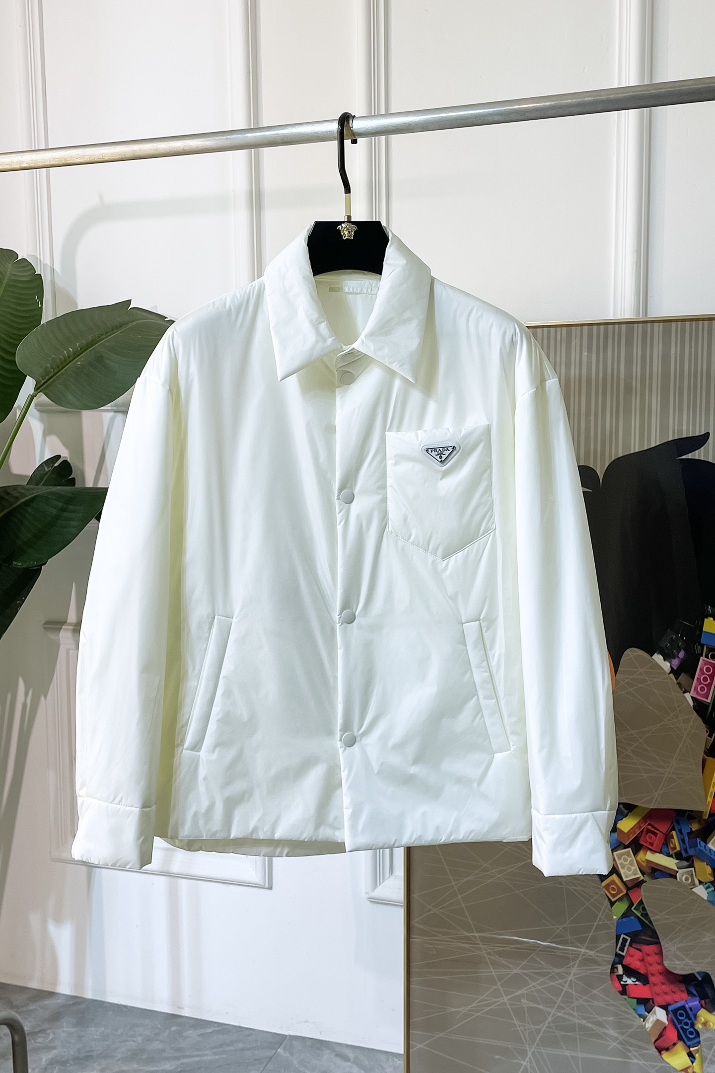 NO:572593,Prada - 2025ss autumn and winter hot-selling premium cotton jacket, customized with high-quality polyester fiber fabric!  Logo design with top fashion big-name elements, complete with three standards!  Original hardware accessories, smooth lines, exquisite craftsmanship, awesome upper body shape, comfortable fabrics, windproof and warm, it is very fashionable, handsome and a must-have for casual and fashionable men with any combination!  Sizes M-3XL can fit up to 190 pounds!  ,,prada,jackets & coats,alexander wang19860909普拉达- 2025ss秋冬大爆款精品棉衣外套,定制高品质聚酯纤维面料！顶级时尚大牌元素logo设计,三标齐全！原版五金辅料,线条流畅,工艺精致,上身版型超赞,面料舒适,挡风保暖,随意搭配都非常时尚帅气休闲时尚男仕必备款哦！尺码M-3XL 最大可穿190斤！,,prada,jackets & coats,alexander wang,Men's clothing