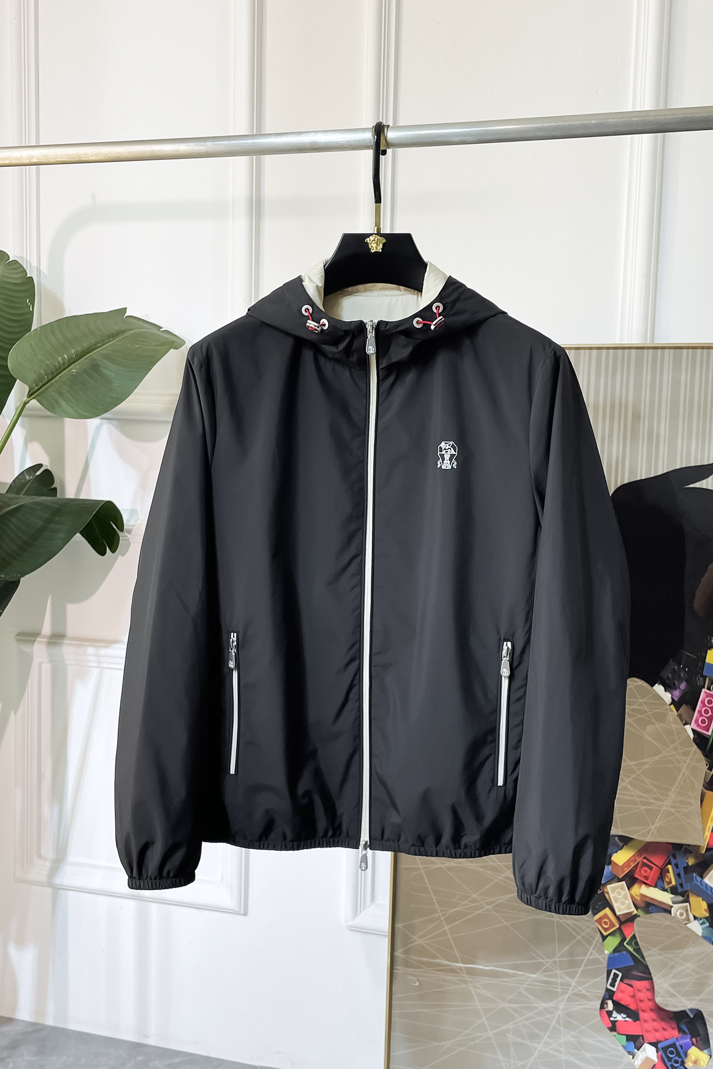 NO:521190,Bc- 2025ss early autumn new jacket on the official website. The official website is synchronized, original customized polyester fiber fabric, clean surface design, hat design is more windproof and warm, zipper design of the lace zipper design is stronger, the brand logo on the chest highlights the brand characteristics, which is consistent with the original version, the latest jacket in the series pipeline network is simple and not simple, original hardware and accessories, trendy and fashionable high-end people must leave the version!  Code count: M-3XL, Jackets & coats, Hats, Alexander wang19860909Bc- 2025ss早秋新款官网同款夹克 官网同步,原版订制聚酯纤维面料,面净版设计,戴帽设计更防风保暖,衣襟拉链设计保暖性更强,胸前品牌Logo标志彰显品牌特征,和原版一致,系列管网最新夹克款简约不简单的设计,原厂五金辅料,潮流时尚高档人士必留版！ 码数:M-3XL,,jackets & coats,hats,alexander wang,Men's clothing