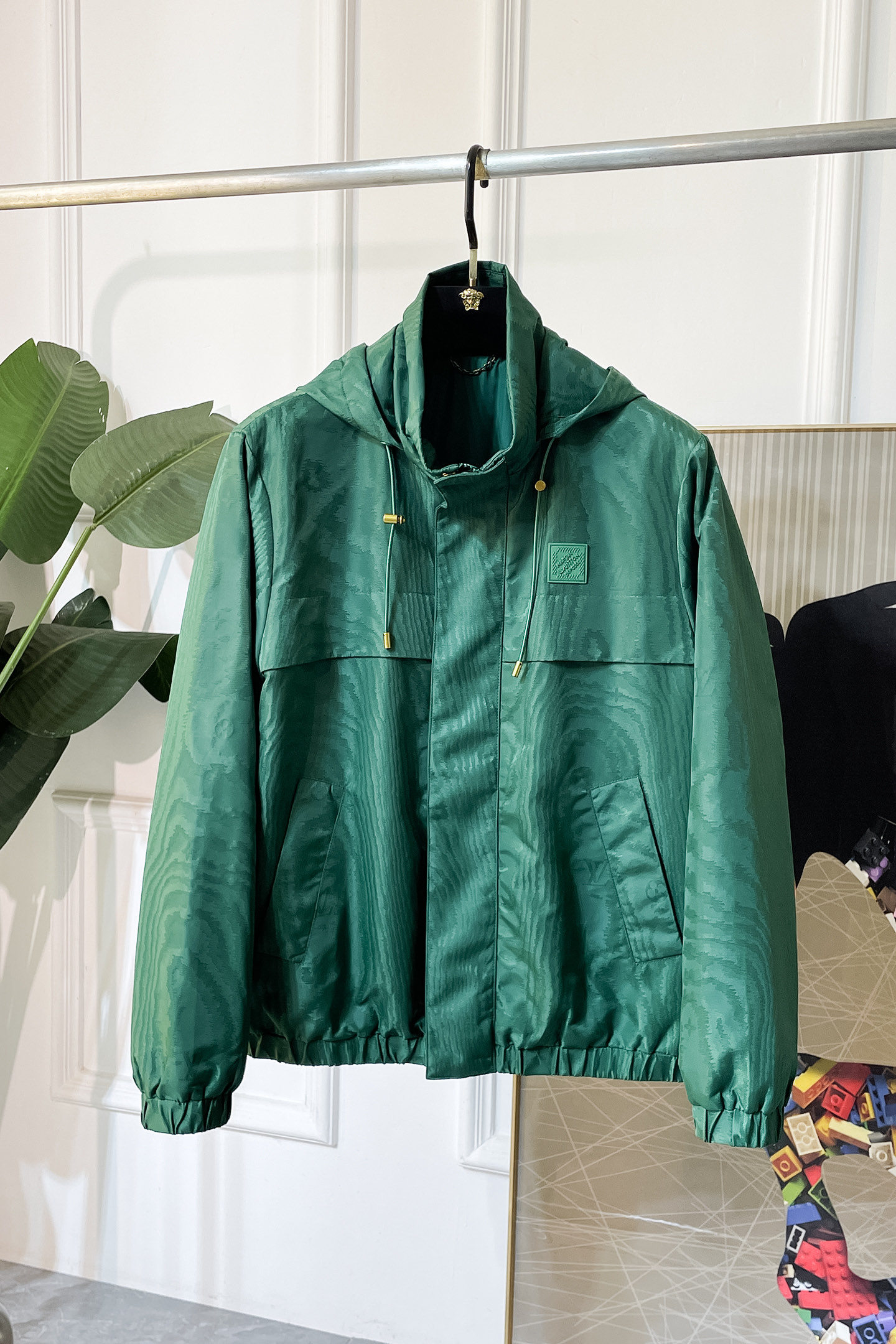 NO:528476,LV - 2025ss early autumn new official website synchronous jacket official website synchronization, original customized polyester fiber fabric, clean surface design, hat design is more windproof and warm, zipper design of clothes tilt design is stronger warm, the brand logo on the chest highlights the brand characteristics, which is consistent with the original version, the latest jacket series of pipe network models is simple and not simple, original hardware and accessories, trendy and fashionable high-end people must leave the version!  Number of codes: M-3XL, louis vuitton, jackets & coats, hats, alexander wang19860909LV - 2025ss早秋新款官网同步夹克 官网同步,原版订制聚酯纤维面料,面净版设计,戴帽设计更防风保暖,衣襟拉链设计保暖性更强,胸前品牌Logo标志彰显品牌特征,和原版一致,系列管网最新夹克款简约不简单的设计,原厂五金辅料,潮流时尚高档人士必留版！ 码数:M-3XL,,louis vuitton,jackets & coats,hats,alexander wang,Men's clothing