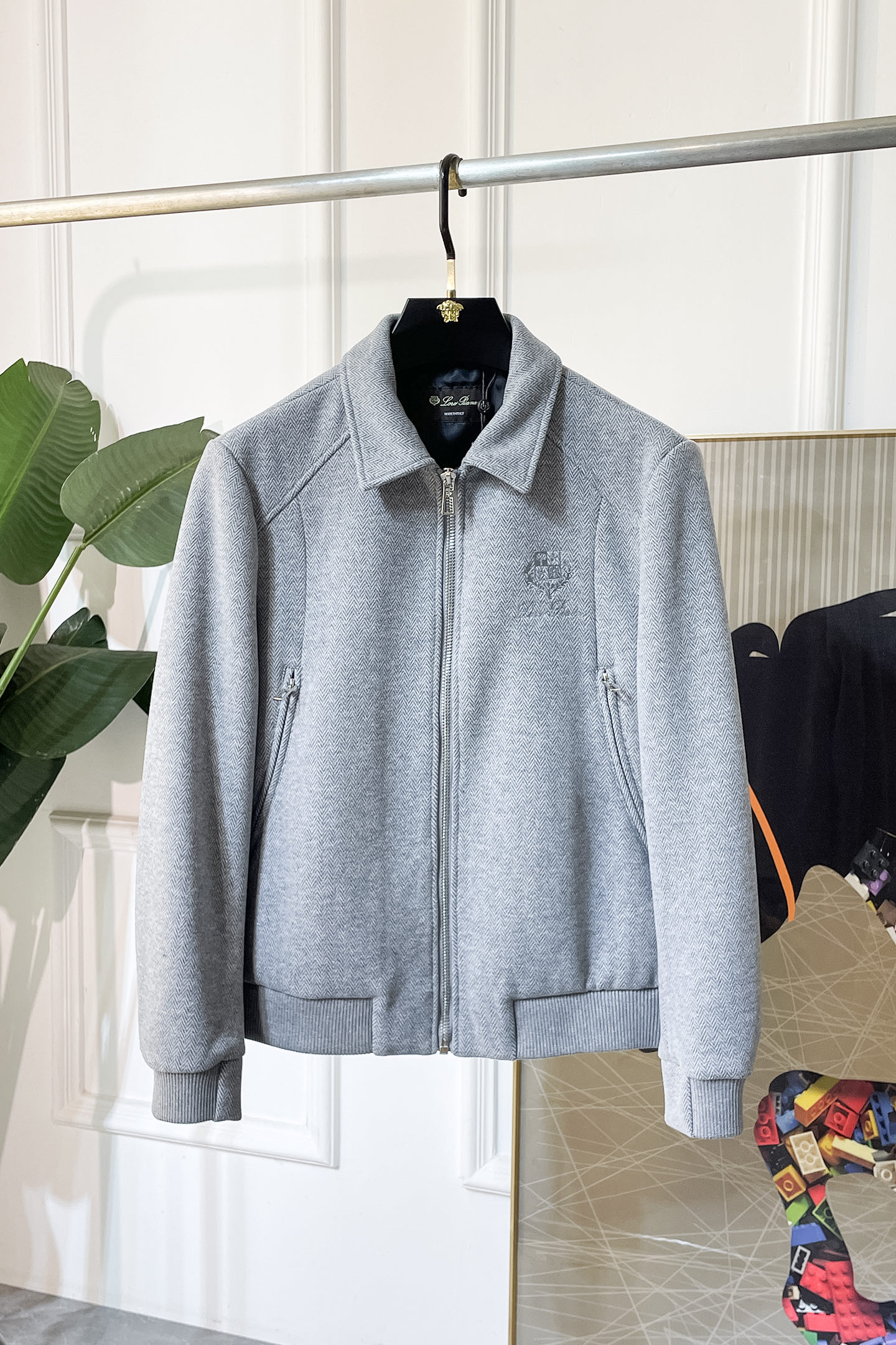 NO:521182,LP Noyou - 2025ss early autumn new jacket on the official website. The official website is synchronized, original customized polyester fiber fabric, clean surface design, hat design is more windproof and warm, zipper design of the lace zipper design is stronger, the brand logo on the chest highlights the brand characteristics, which is consistent with the original version, the latest jacket in the series pipeline network is simple and not simple, original hardware and accessories, trendy and fashionable high-end people must leave the version!  Code count: M-3XL, loro piana, jackets & coats, hats, alexander wang19860909LP诺悠- 2025ss早秋新款官网同款夹克 官网同步,原版订制聚酯纤维面料,面净版设计,戴帽设计更防风保暖,衣襟拉链设计保暖性更强,胸前品牌Logo标志彰显品牌特征,和原版一致,系列管网最新夹克款简约不简单的设计,原厂五金辅料,潮流时尚高档人士必留版！ 码数:M-3XL,,loro piana,jackets & coats,hats,alexander wang,Men's clothing