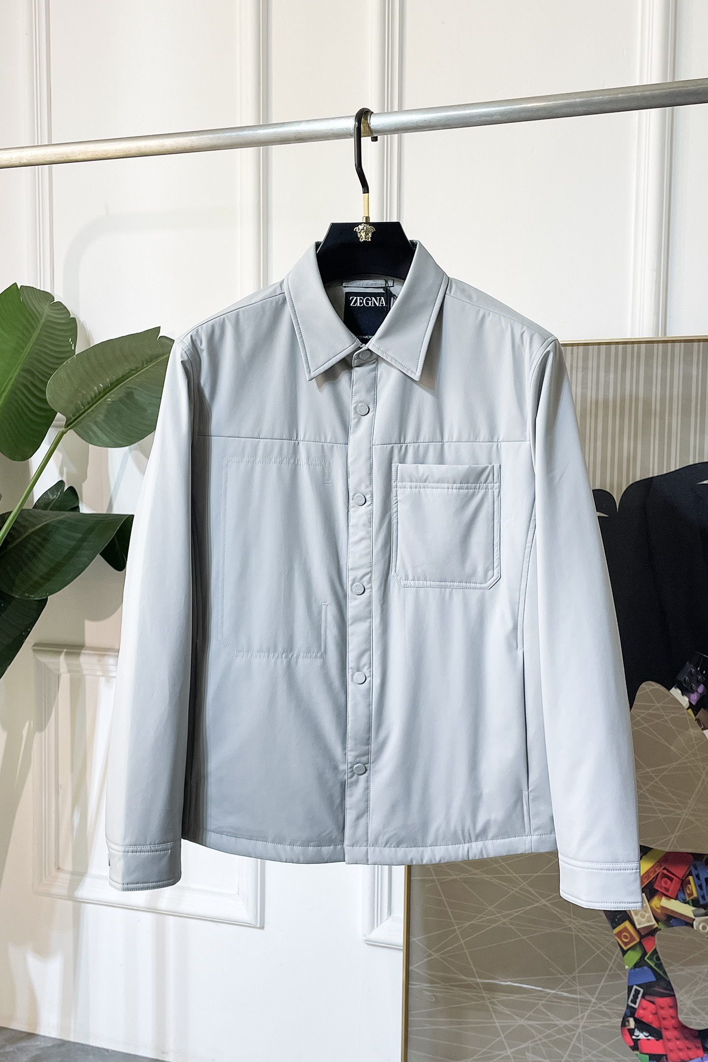 NO:521988,JINIA - 2025ss early autumn new jacket on the official website. The official website is synchronized, original customized polyester fiber fabric, clean surface design, hat design is more windproof and warm, zipper design of the lace zipper design is stronger, the brand logo on the chest highlights the brand characteristics, which is consistent with the original version, the latest jacket in the series pipeline network is simple and not simple, original hardware and accessories, trendy and fashionable high-end people must leave the version!  Code count: M-3XL, zegna, jackets & coats, hats, alexander wang19860909杰尼娅- 2025ss早秋新款官网同款夹克 官网同步,原版订制聚酯纤维面料,面净版设计,戴帽设计更防风保暖,衣襟拉链设计保暖性更强,胸前品牌Logo标志彰显品牌特征,和原版一致,系列管网最新夹克款简约不简单的设计,原厂五金辅料,潮流时尚高档人士必留版！ 码数:M-3XL,,zegna,jackets & coats,hats,alexander wang,Men's clothing