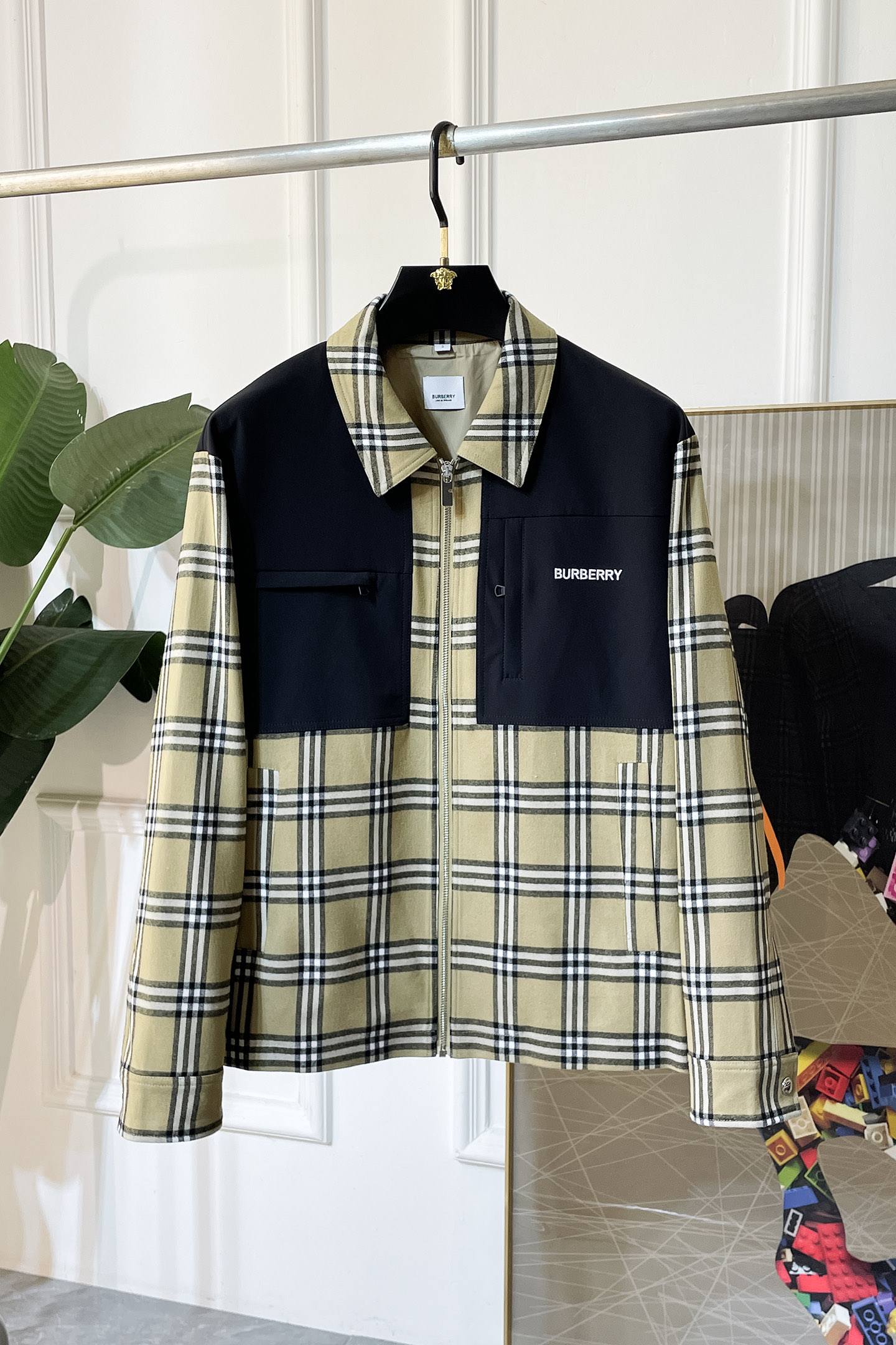 NO:521982,Burberry - 2025ss early autumn new jacket on the official website. The official website is synchronized, original customized polyester fiber fabric, clean surface design, hat design is more windproof and warm, zipper design of the lace zipper design is stronger, the brand logo on the chest highlights the brand characteristics, which is consistent with the original version, the latest jacket in the series pipeline network is simple and not simple, original hardware and accessories, trendy and fashionable high-end people must leave the version!  Code count: M-3XL, burberry, jackets & coats, hats, alexander wang19860909巴宝莉- 2025ss早秋新款官网同款夹克 官网同步,原版订制聚酯纤维面料,面净版设计,戴帽设计更防风保暖,衣襟拉链设计保暖性更强,胸前品牌Logo标志彰显品牌特征,和原版一致,系列管网最新夹克款简约不简单的设计,原厂五金辅料,潮流时尚高档人士必留版！ 码数:M-3XL,,burberry,jackets & coats,hats,alexander wang,Men's clothing