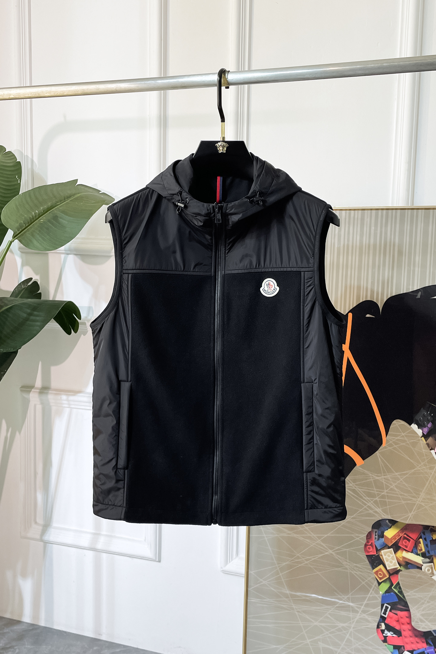 NO:528473,Covered - 2025ss big hit autumn vest jacket, customized high-quality polyester fiber fabric!  Top-level fashion brand elements logo design, complete with three standards!  The original hardware and accessories have smooth lines and exquisite craftsmanship, excellent upper body style, comfortable fabric, windproof and warm, and casual matching are very fashionable, handsome, casual and fashionable men's must-have!  Size M-3XL can wear up to 190 catties!  ,Moncler,jackets & coats,alexander wang19860909蒙口 - 2025ss大爆款秋装马甲夹克,定制高品质聚酯纤维面料！顶级时尚大牌元素logo设计,三标齐全！原版五金辅料,线条流畅,工艺精致,上身版型超赞,面料舒适,挡风保暖,随意搭配都非常时尚帅气休闲时尚男仕必备款哦！尺码M-3XL 最大可穿190斤！,,Moncler,jackets & coats,alexander wang,Men's clothing