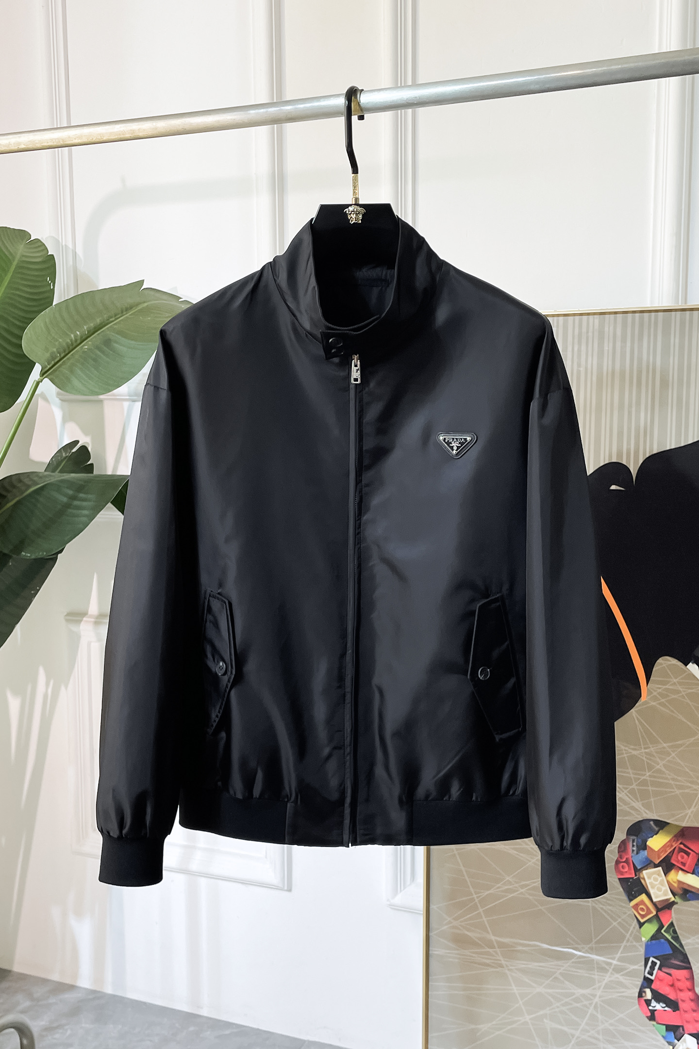 NO:519560,Prada - 2025ss autumn and winter big boutique jacket, customized high-quality polyester fiber fabric!  Top-level fashion brand elements logo design, complete with three standards!  The original hardware and accessories have smooth lines and exquisite craftsmanship, excellent upper body style, comfortable fabric, windproof and warm, and casual matching are very fashionable, handsome, casual and fashionable men's must-have!  Size M-3XL can wear up to 190 catties!  ,,prada,jackets & coats,jackets & coats,alexander wang19860909普拉达 - 2025ss秋冬大爆款精品夹克外套,定制高品质聚酯纤维面料！顶级时尚大牌元素logo设计,三标齐全！原版五金辅料,线条流畅,工艺精致,上身版型超赞,面料舒适,挡风保暖,随意搭配都非常时尚帅气休闲时尚男仕必备款哦！尺码M-3XL 最大可穿190斤！,,prada,jackets & coats,jackets & coats,alexander wang,Men's clothing