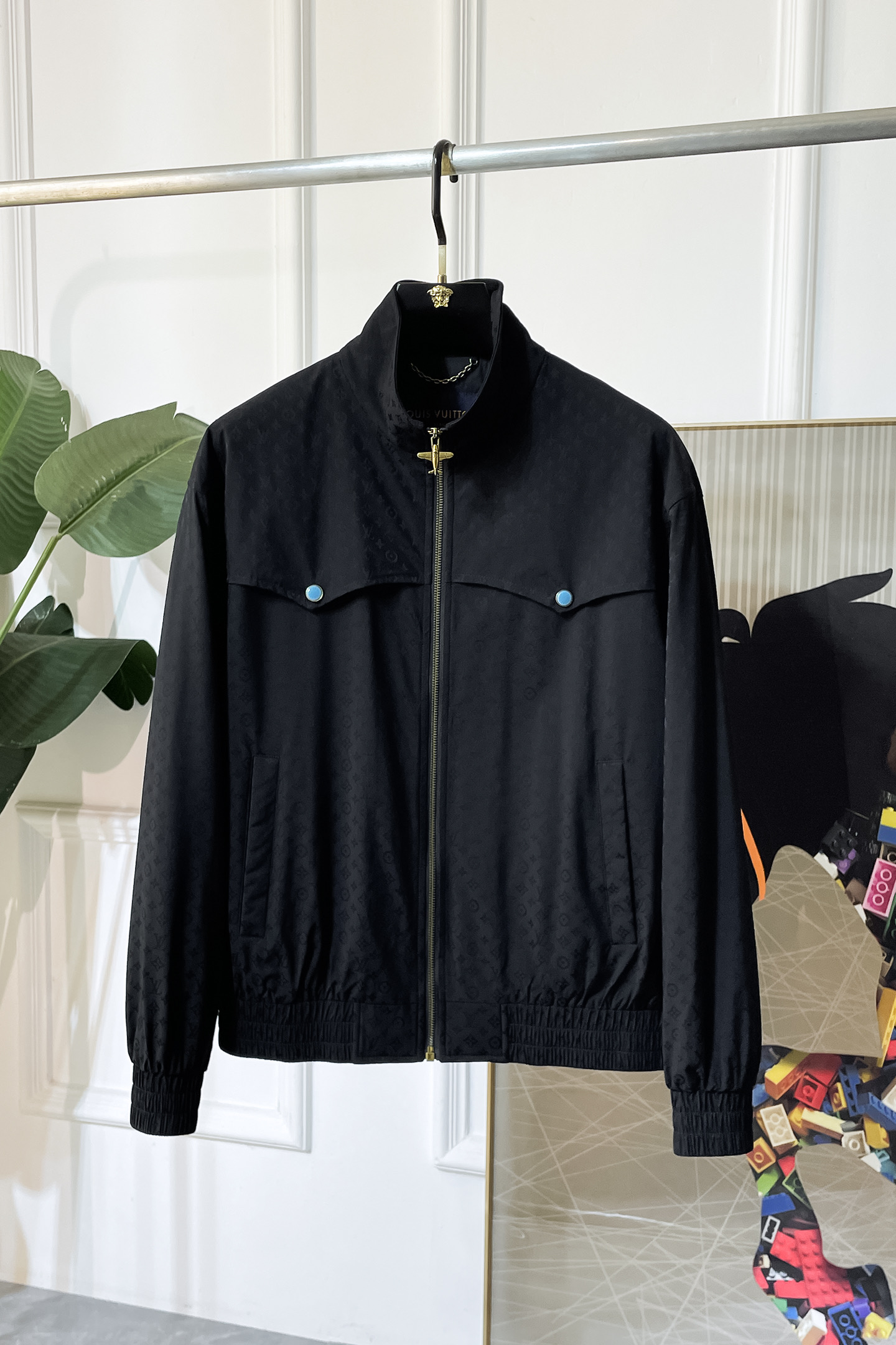 NO:521188,LV- 2025ss early autumn new jacket on the official website. The official website is synchronized, original customized polyester fiber fabric, clean surface design, hat design is more windproof and warm, zipper design of the lace zipper design is stronger, the brand logo on the chest highlights the brand characteristics, which is consistent with the original version, the latest jacket in the series pipeline network is simple and not simple, original hardware and accessories, trendy and fashionable high-end people must leave the version!  Number of codes: M-3XL, louis vuitton, jackets & coats, hats, alexander wang19860909LV- 2025ss早秋新款官网同款夹克 官网同步,原版订制聚酯纤维面料,面净版设计,戴帽设计更防风保暖,衣襟拉链设计保暖性更强,胸前品牌Logo标志彰显品牌特征,和原版一致,系列管网最新夹克款简约不简单的设计,原厂五金辅料,潮流时尚高档人士必留版！ 码数:M-3XL,,louis vuitton,jackets & coats,hats,alexander wang,Men's clothing