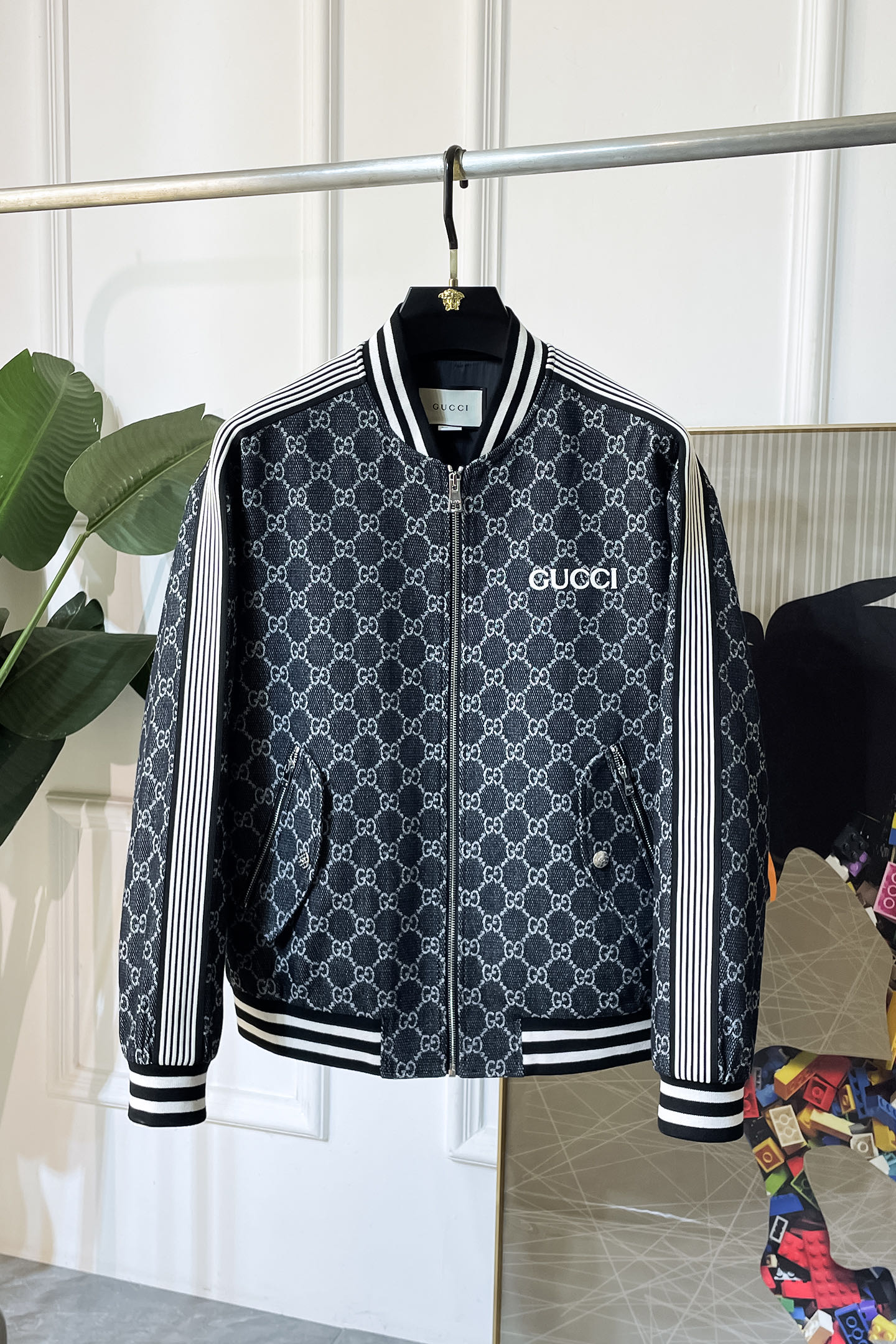 NO:521985,Guqi-2025ss early autumn new jacket on the official website. The official website is synchronized, original customized polyester fiber fabric, clean surface design, hat design is more windproof and warm, zipper design of the lace zipper design is stronger, the brand logo on the chest highlights the brand characteristics, which is consistent with the original version, the latest jacket in the series pipeline network is simple and not simple, original hardware and accessories, trendy and fashionable high-end people must leave the version!  Code count: M-3XL, Jackets & coats, Hats, Alexander wang19860909古奇- 2025ss早秋新款官网同款夹克 官网同步,原版订制聚酯纤维面料,面净版设计,戴帽设计更防风保暖,衣襟拉链设计保暖性更强,胸前品牌Logo标志彰显品牌特征,和原版一致,系列管网最新夹克款简约不简单的设计,原厂五金辅料,潮流时尚高档人士必留版！ 码数:M-3XL,,jackets & coats,hats,alexander wang,Men's clothing