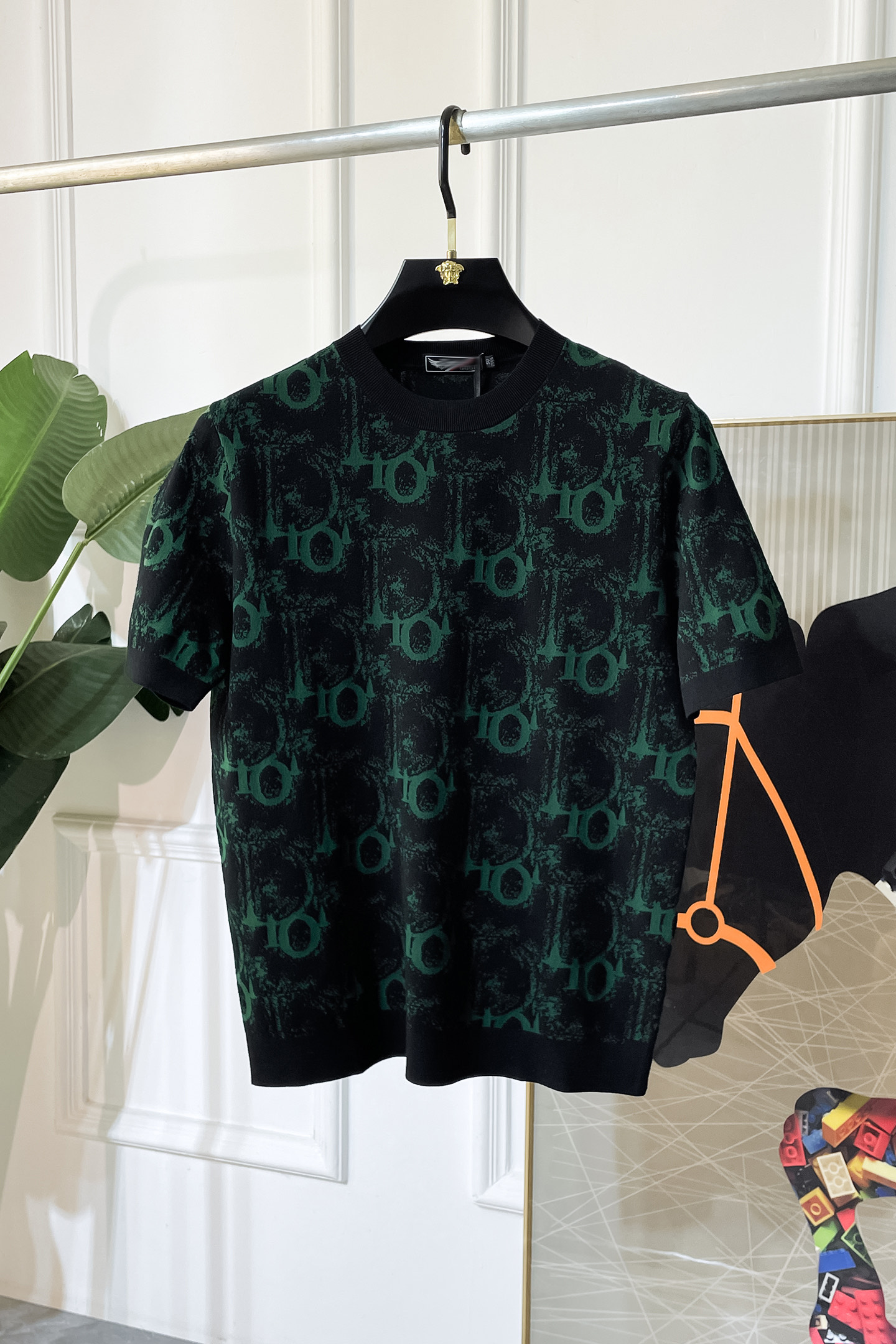 NO:519542,Dior-2025ss autumn and winter half-sleeved knitted sweater series!  Casual business wear, essential for inner wear, selected top-grade - worsted mulberry silk blended fabric, delicate feel, close-fitting and comfortable without tying, good upper body style, warm wear, the counter logo design is very unique, male gods, don’t miss it!  Size M-3XL,dior,alexander wang19860909迪奥-2025ss秋冬半袖针织毛衫系列！休闲商务外穿 内搭必备款,精选上等-精纺桑蚕丝混纺面料,面料手感细腻,贴身舒适不扎肉,上身版型好 穿着保暖,专柜标志设计非常独特,男神们别错过！ 尺码 M-3XL,,dior,alexander wang,Men's clothing