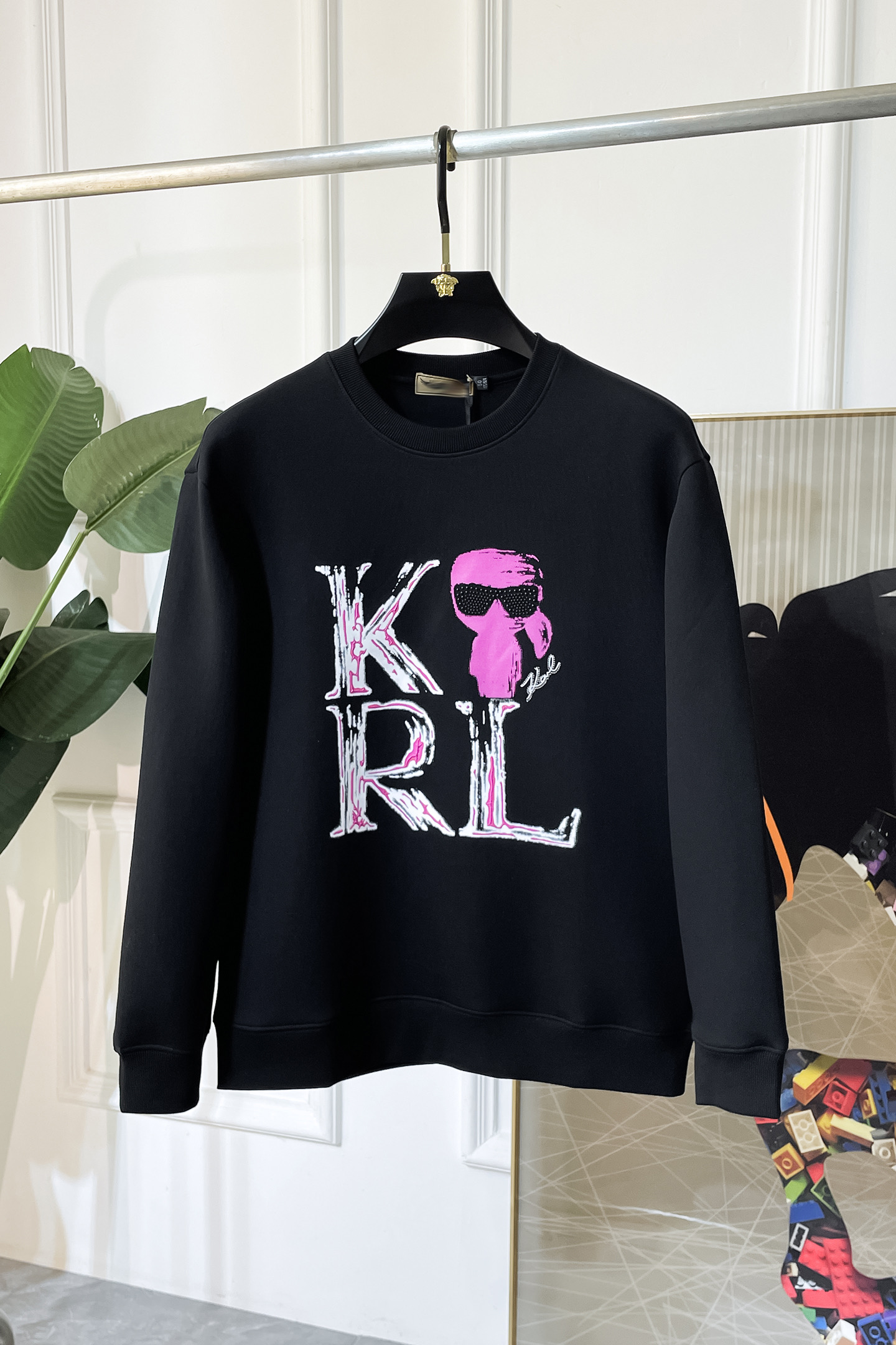 NO:519540,Fendi - 2025ss autumn new model, the highest version of fashionable pullover sweatshirt, a must-have classic work every year. It is favored and praised by major stars. It is selected high-end European cotton blend fabrics, heavy craftsmanship production, original hardware and auxiliary materials logo design, soft and smooth, and dense texture!  Fashionable and stylish upper body!  One of the impeccable must-choose styles for autumn!  M-3XL, fendi, hoodie, sweatshirts, alexander wang19860909芬迪 - 2025ss秋季大爆新款,最高版本时尚套头卫衣、每年必出的经典之作.受各大明星的青睐推崇,精选高端欧棉混纺面料,重工艺制作,原版五金辅料logo设计,柔软顺滑,质地密实！上身时尚有型！秋季无可挑剔必选款式之一！M-3XL,,fendi,hoodie,sweatshirts,alexander wang,Men's clothing