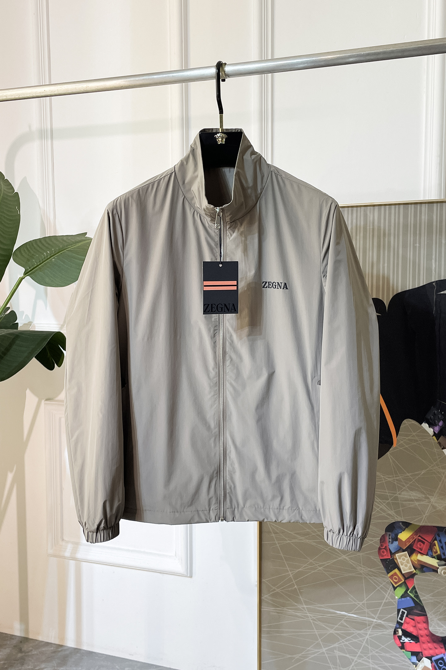 NO:519563,JINIA - 2025ss autumn and winter hot boutique jacket, customized high-quality polyester fabric!  Top-level fashion brand elements logo design, complete with three standards!  The original hardware and accessories have smooth lines and exquisite craftsmanship, excellent upper body style, comfortable fabric, windproof and warm, and casual matching are very fashionable, handsome, casual and fashionable men's must-have!  Size M-3XL can wear up to 190 catties!  ,zegna,jackets & coats,jackets & coats,alexander wang19860909杰尼娅 - 2025ss秋冬大爆款精品夹克外套,定制高品质聚酯纤维面料！顶级时尚大牌元素logo设计,三标齐全！原版五金辅料,线条流畅,工艺精致,上身版型超赞,面料舒适,挡风保暖,随意搭配都非常时尚帅气休闲时尚男仕必备款哦！尺码M-3XL 最大可穿190斤！,,zegna,jackets & coats,jackets & coats,alexander wang,Men's clothing