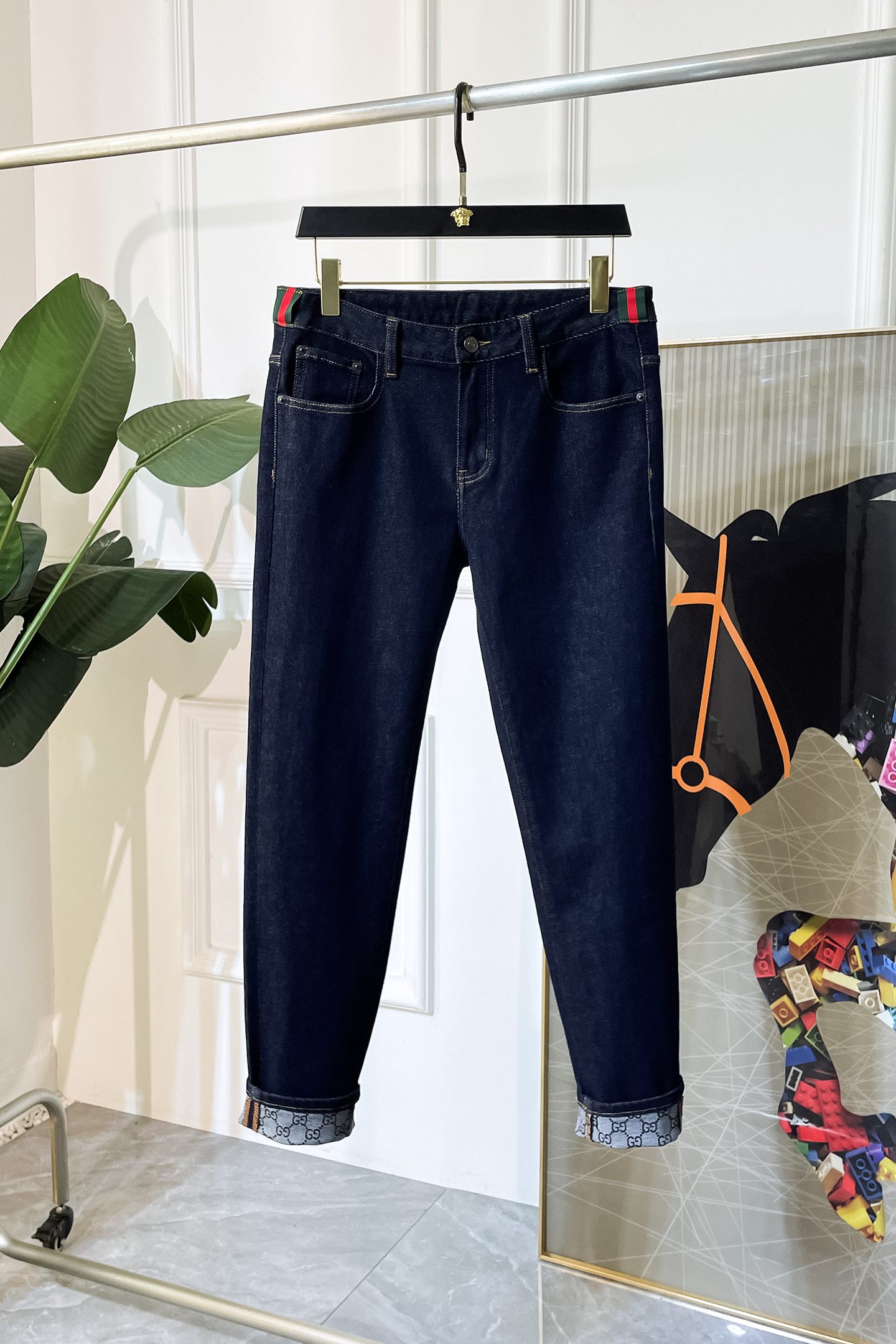 NO:519562,Guqi - 2025ss Snake Year Autumn and Winter Jeans. Original 1:1 production, perfect choice for daily life, simple, atmospheric, fashionable and stylish, customized imported tannin fabric, heavy industry washing process, complex and exquisite workmanship. Easy to cater to the needs of all seasons, soft and elastic, smooth and neat, original auxiliary hardware, comfortable and easy to match on the upper body, durable code number 29-40, jeans, alexander wang19860909古奇 - 2025ss蛇年秋冬牛仔裤.原单1:1制作,日常必备的完美之选,简单大气亦时尚有型,定制进口丹宁面料 ,重工洗水工艺,做工复杂工艺精湛.轻松迎合四季需要,手感柔软带弹力,流畅利落,原版辅料五金,上身舒适非常易搭耐看码数29-40,,jeans,alexander wang,Men's clothing