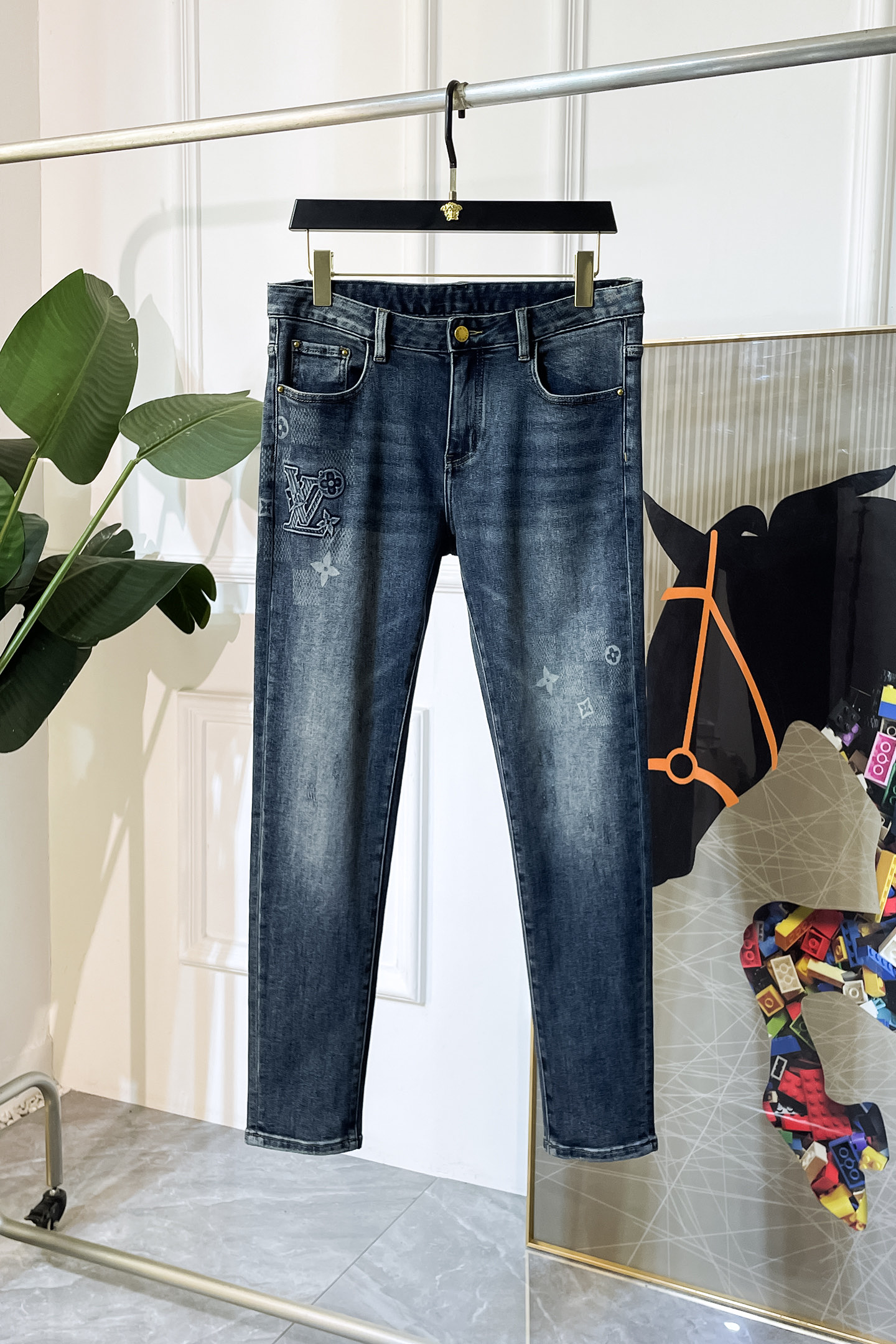 NO:519559,LV - 2025ss Snake Year Autumn and Winter Jeans. Original 1:1 production, perfect choice for daily life, simple, atmospheric, fashionable and stylish, customized imported tannin fabric, heavy industry washing process, complex and exquisite workmanship. Easy to cater to the needs of all seasons, soft and elastic, smooth and neat, original auxiliary materials, comfortable and easy to match on the upper body, durable code number 29-40, louis vuitton, jeans, alexander wang19860909LV - 2025ss蛇年秋冬牛仔裤.原单1:1制作,日常必备的完美之选,简单大气亦时尚有型,定制进口丹宁面料 ,重工洗水工艺,做工复杂工艺精湛.轻松迎合四季需要,手感柔软带弹力,流畅利落,原版辅料五金,上身舒适非常易搭耐看码数29-40,,louis vuitton,jeans,alexander wang,Men's clothing