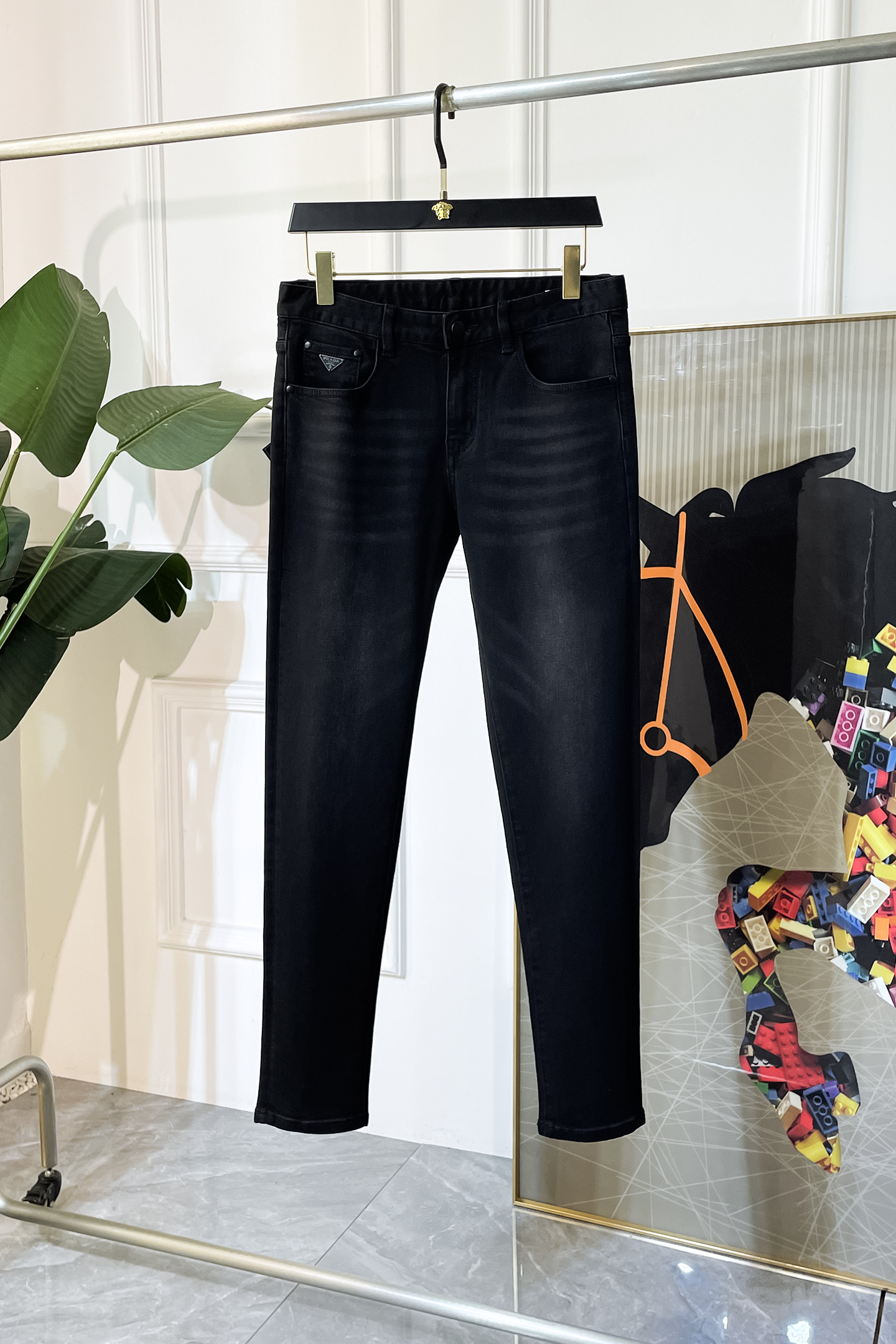 NO:519556,Prada - 2025ss Snake Year Autumn and Winter Jeans. Original 1:1 production, perfect choice for daily life, simple, atmospheric, fashionable and stylish, customized imported tannin fabric, heavy industry washing process, complex and exquisite workmanship. It is easy to meet the needs of all seasons, soft and elastic, smooth and neat, original auxiliary materials, comfortable and easy to match on the upper body, durable code number 29-40, prada, jeans, alexander wang19860909普拉达 - 2025ss蛇年秋冬牛仔裤.原单1:1制作,日常必备的完美之选,简单大气亦时尚有型,定制进口丹宁面料 ,重工洗水工艺,做工复杂工艺精湛.轻松迎合四季需要,手感柔软带弹力,流畅利落,原版辅料五金,上身舒适非常易搭耐看码数29-40,,prada,jeans,alexander wang,Men's clothing