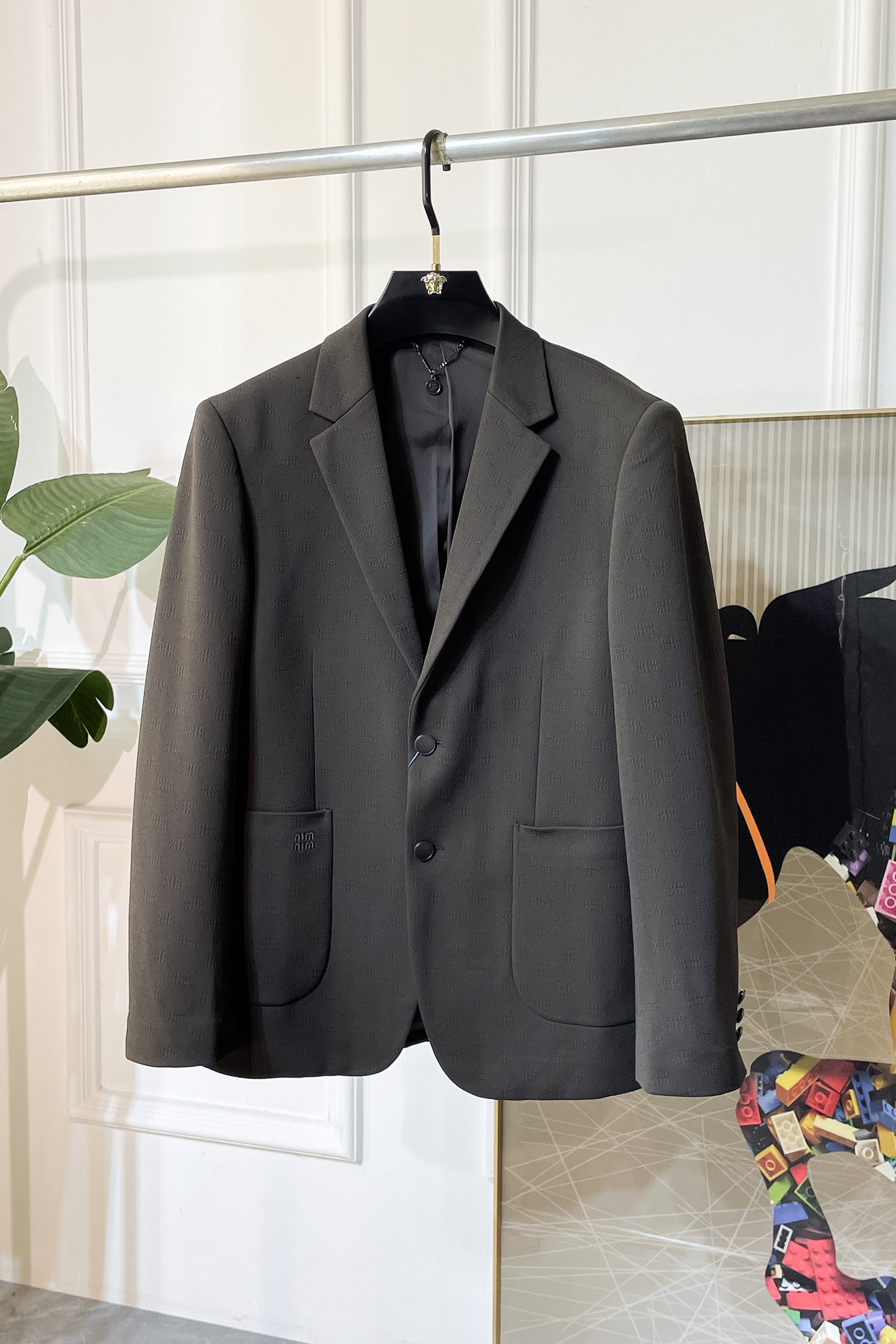 NO:519579,Fall and fall - 2025ss Snake Year's autumn and winter hottest casual suit jacket. The most fashionable and simple design, atmospheric and decent, highlighting exquisiteness in a casual manner. Fabric This technology customized polyester fiber fabric is not a traditional design, it looks more young and fashionable. Details are very particular. The upper body effect is a regular style but the tailoring is very special. The effect is not loose or slim. It is moderate. No matter how fat and thin you wear it, there are different styles and sizes 48-56,,jackets & coats,business suit,alexander wang19860909谬谬 - 2025ss蛇年秋冬大爆款休闲西装外套 最为时尚简约设计,大气得体,随意中凸显精致.面料 此款科技定制聚酯纤维面料, 不是传统的设计 更加显得年轻时尚 细节 非常讲究 上身效果属于常规款但是剪裁非常特别 效果并不是宽松 也不是修身 属于适中 无论胖瘦穿上身 都有不同的风格尺码48-56,,jackets & coats,business suit,alexander wang,Men's clothing