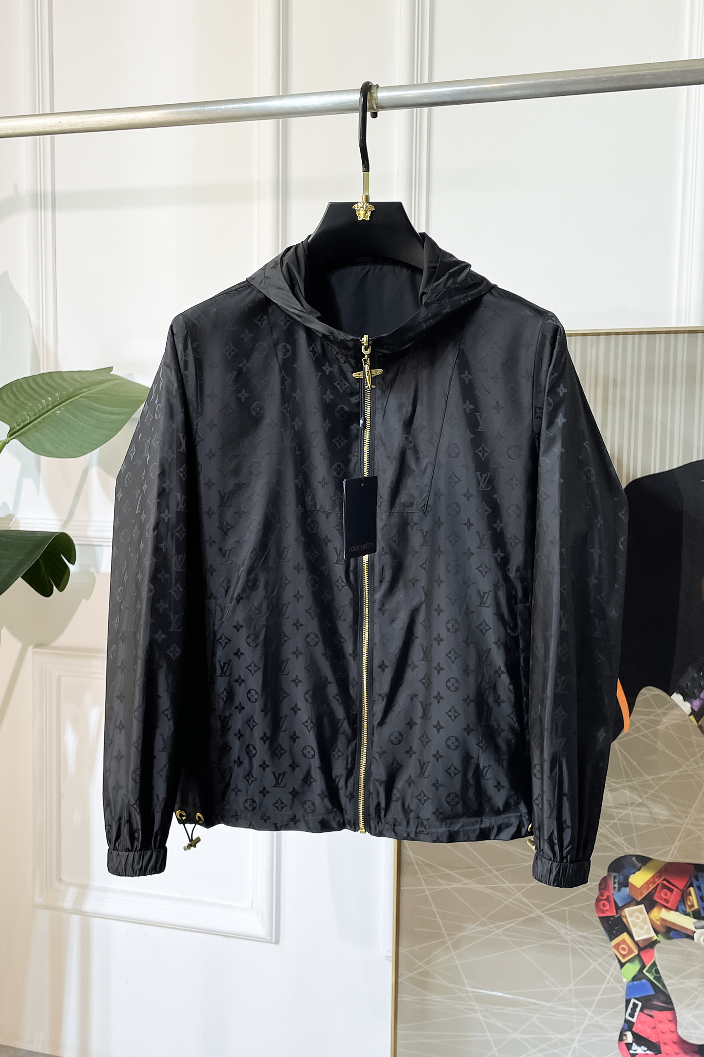 NO:519566,LV- 2025ss autumn and winter big boutique double-sided jackets, customized high-quality polyester fiber fabric!  Top-level fashion brand elements logo design, complete with three standards!  The original hardware and accessories have smooth lines and exquisite craftsmanship, excellent upper body style, comfortable fabric, windproof and warm, and casual matching are very fashionable, handsome, casual and fashionable men's must-have!  Size M-3XL can wear up to 190 catties!  ,,louis vuitton,jackets & coats,jackets & coats,alexander wang19860909LV- 2025ss秋冬大爆款精品双面穿夹克外套,定制高品质聚酯纤维面料！顶级时尚大牌元素logo设计,三标齐全！原版五金辅料,线条流畅,工艺精致,上身版型超赞,面料舒适,挡风保暖,随意搭配都非常时尚帅气休闲时尚男仕必备款哦！尺码M-3XL 最大可穿190斤！,,louis vuitton,jackets & coats,jackets & coats,alexander wang,Men's clothing