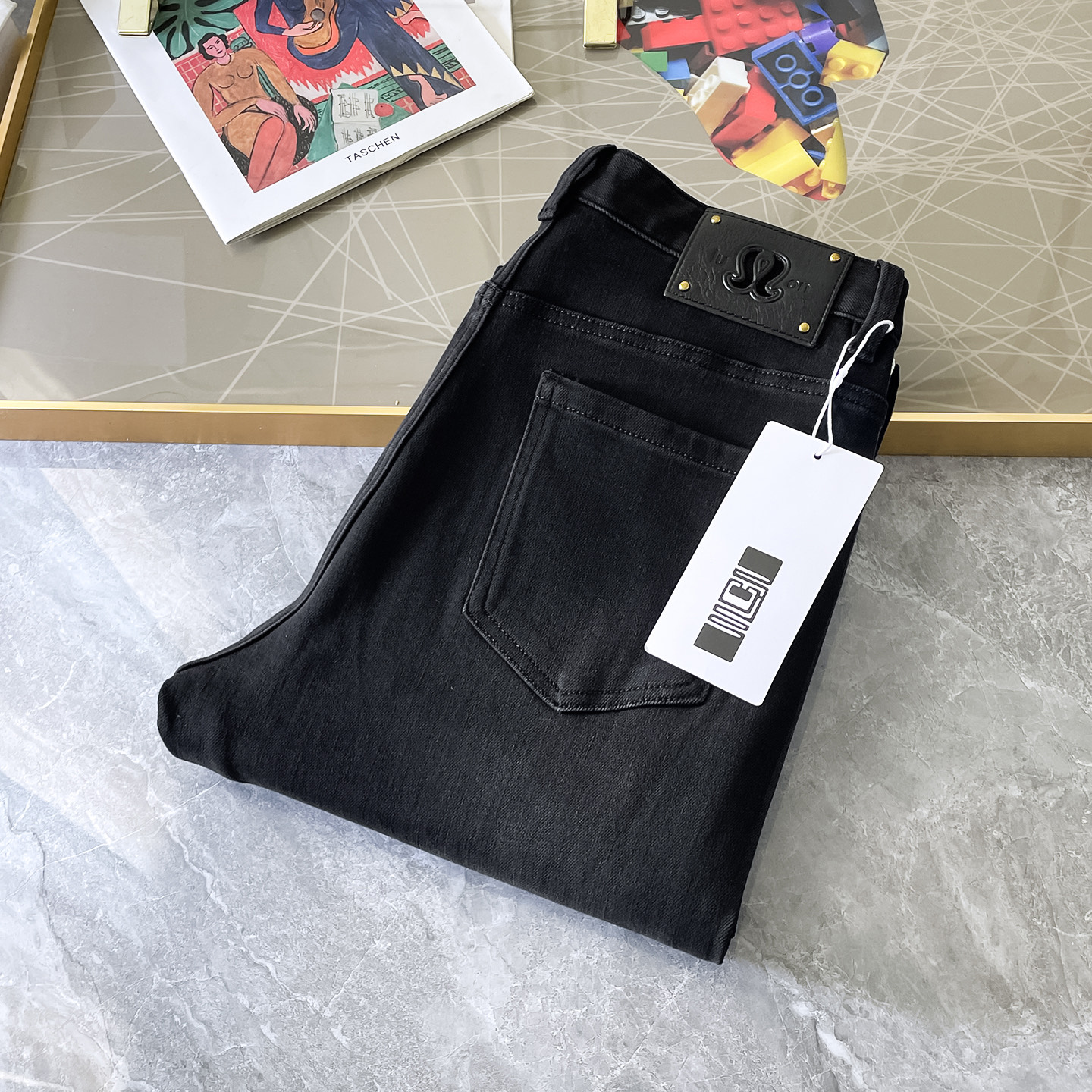 NO:521208,Lulu - 2025ss Snake Year Autumn and Winter Jeans. Original 1:1 production, perfect choice for daily life, simple, atmospheric, fashionable and stylish, customized imported tannin fabric, heavy industry washing process, complex and exquisite workmanship. Easy to cater to the needs of all seasons, soft and elastic, smooth and neat, original auxiliary hardware, comfortable and easy to match on the upper body, durable code number 29-40, jeans, alexander wang19860909Lulu - 2025ss蛇年秋冬牛仔裤.原单1:1制作,日常必备的完美之选,简单大气亦时尚有型,定制进口丹宁面料 ,重工洗水工艺,做工复杂工艺精湛.轻松迎合四季需要,手感柔软带弹力,流畅利落,原版辅料五金,上身舒适非常易搭耐看码数29-40,,jeans,alexander wang,Men's clothing